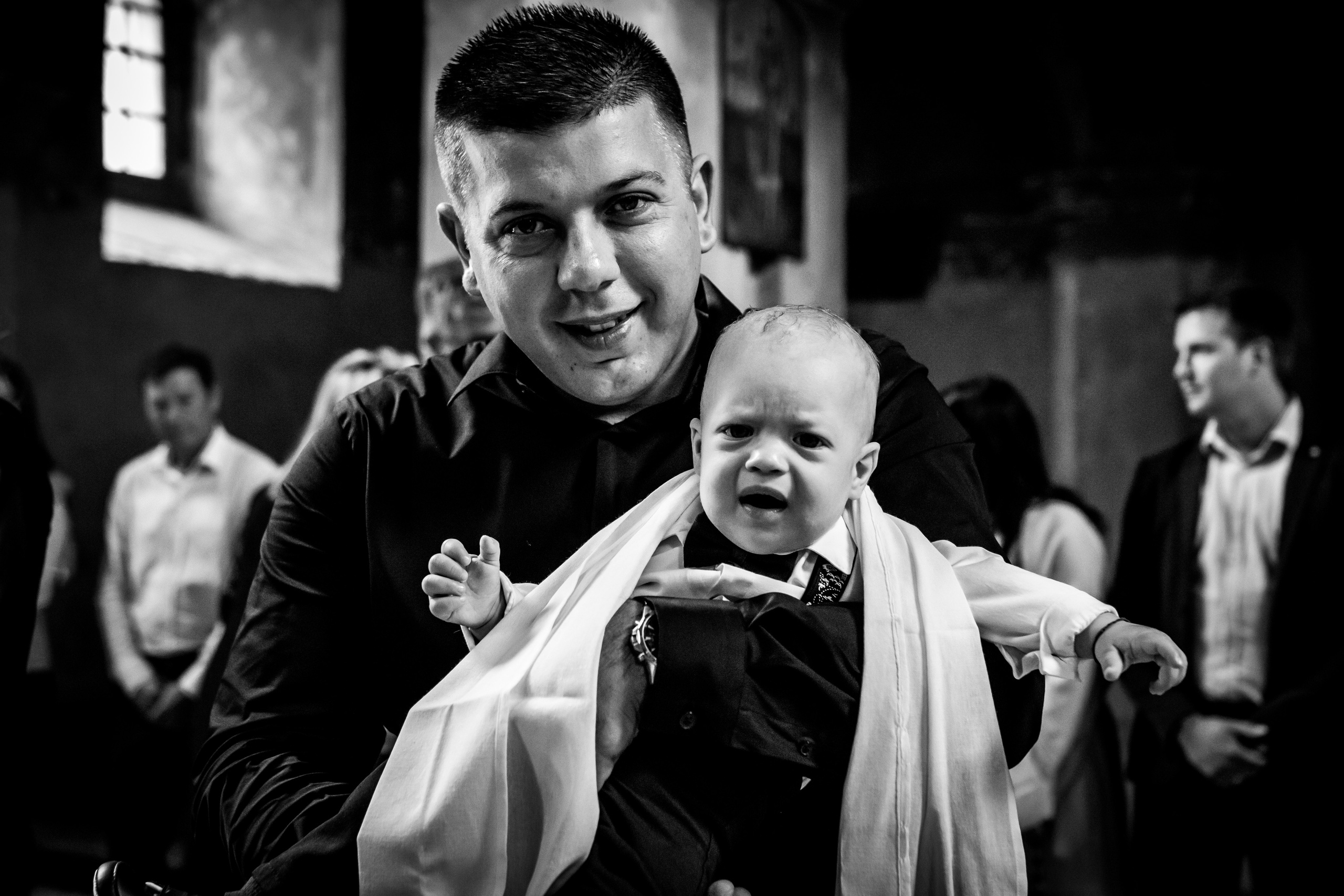 crno-bela fotografija kuma i malog deteta