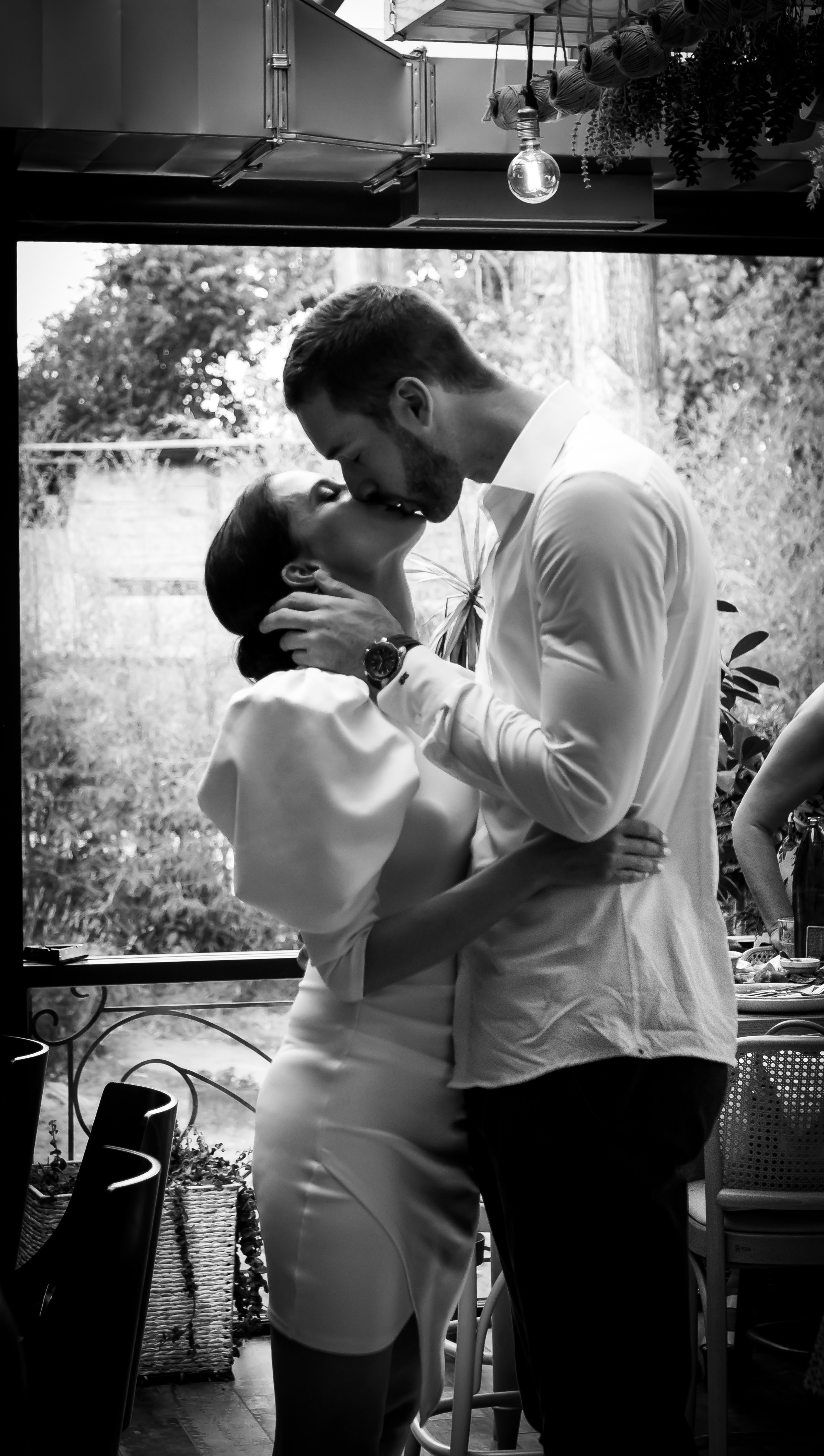 crno-bela fotografija poljubca zaljubljenog para