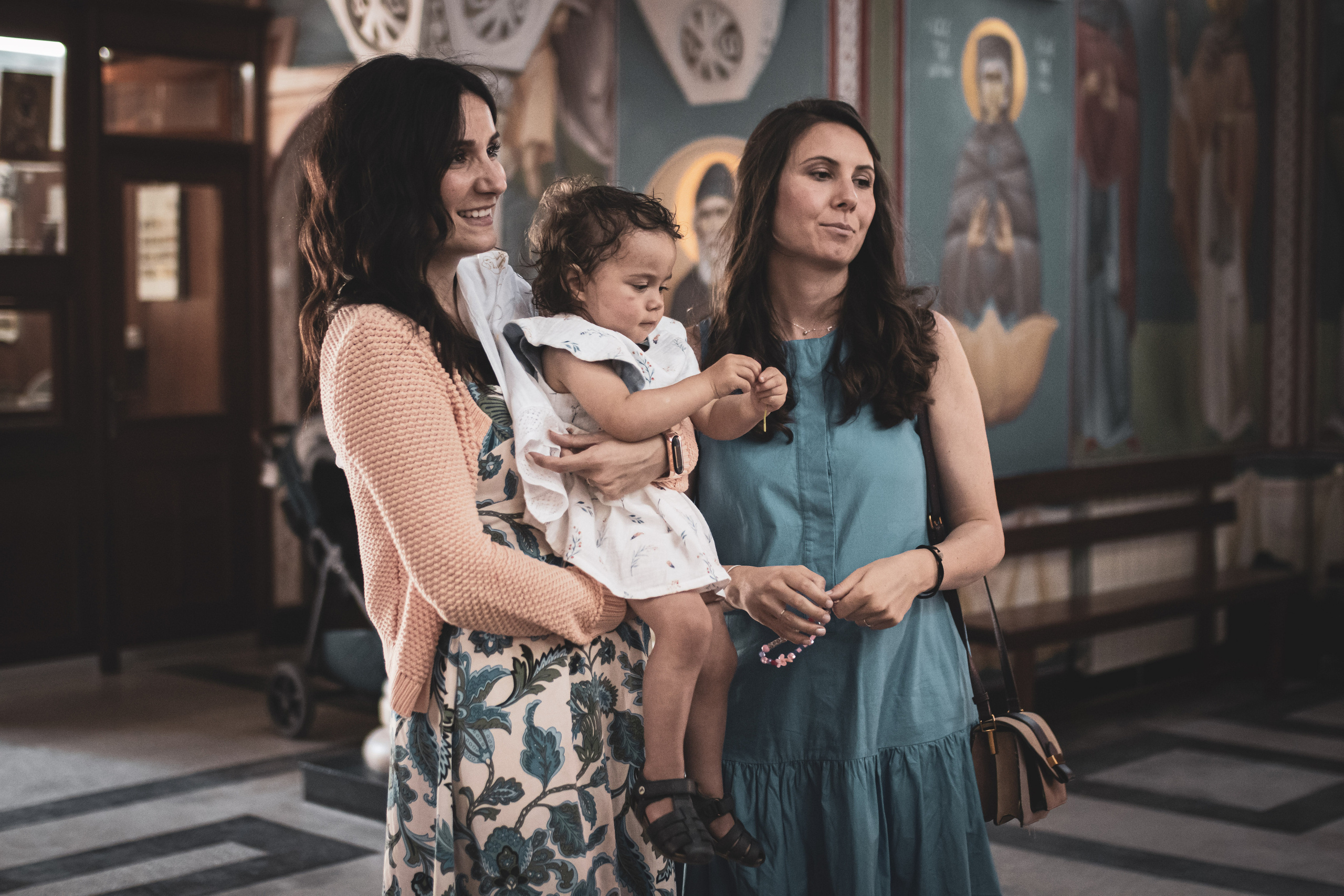 fotografija devojaka sa devojčicom