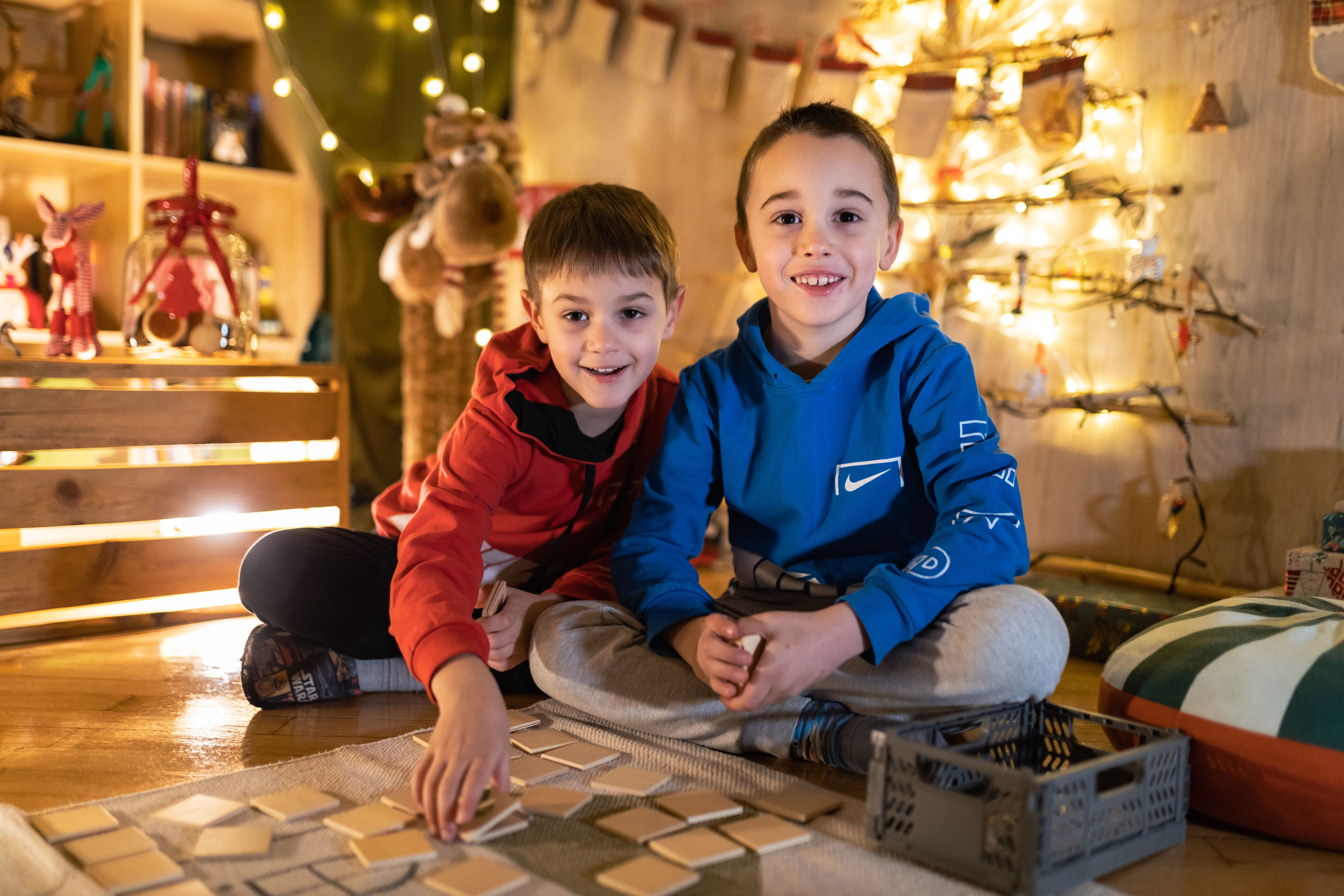 Studijsko novogodišnje fotografisanje sa prazničnim dekoracijama