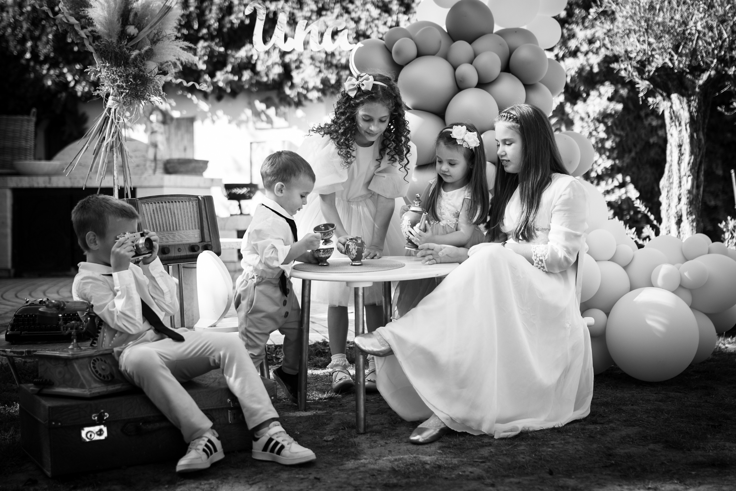 crno-bela fotografija uspomene sa drugarima