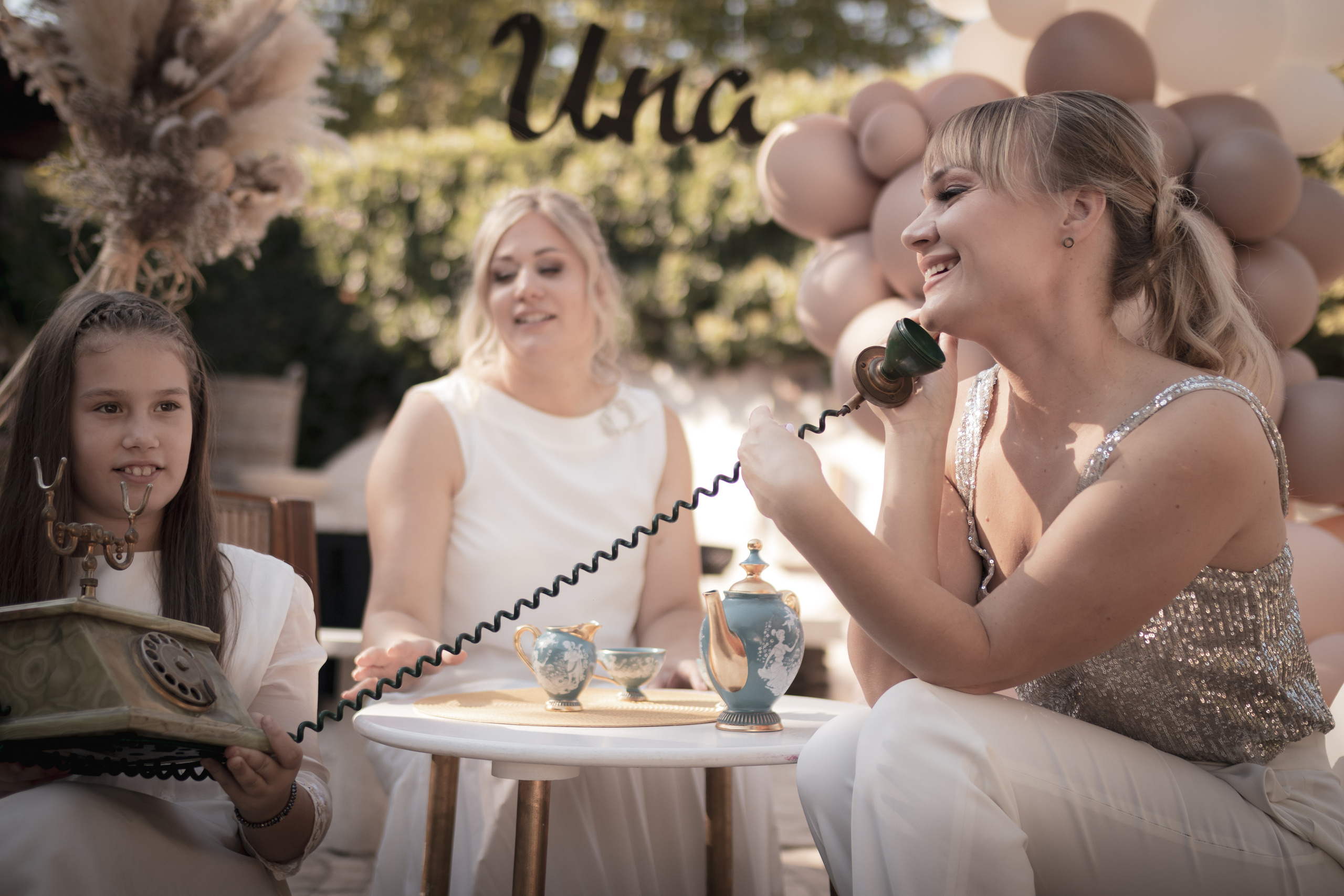 fotografija osmeha i slušalice telefona