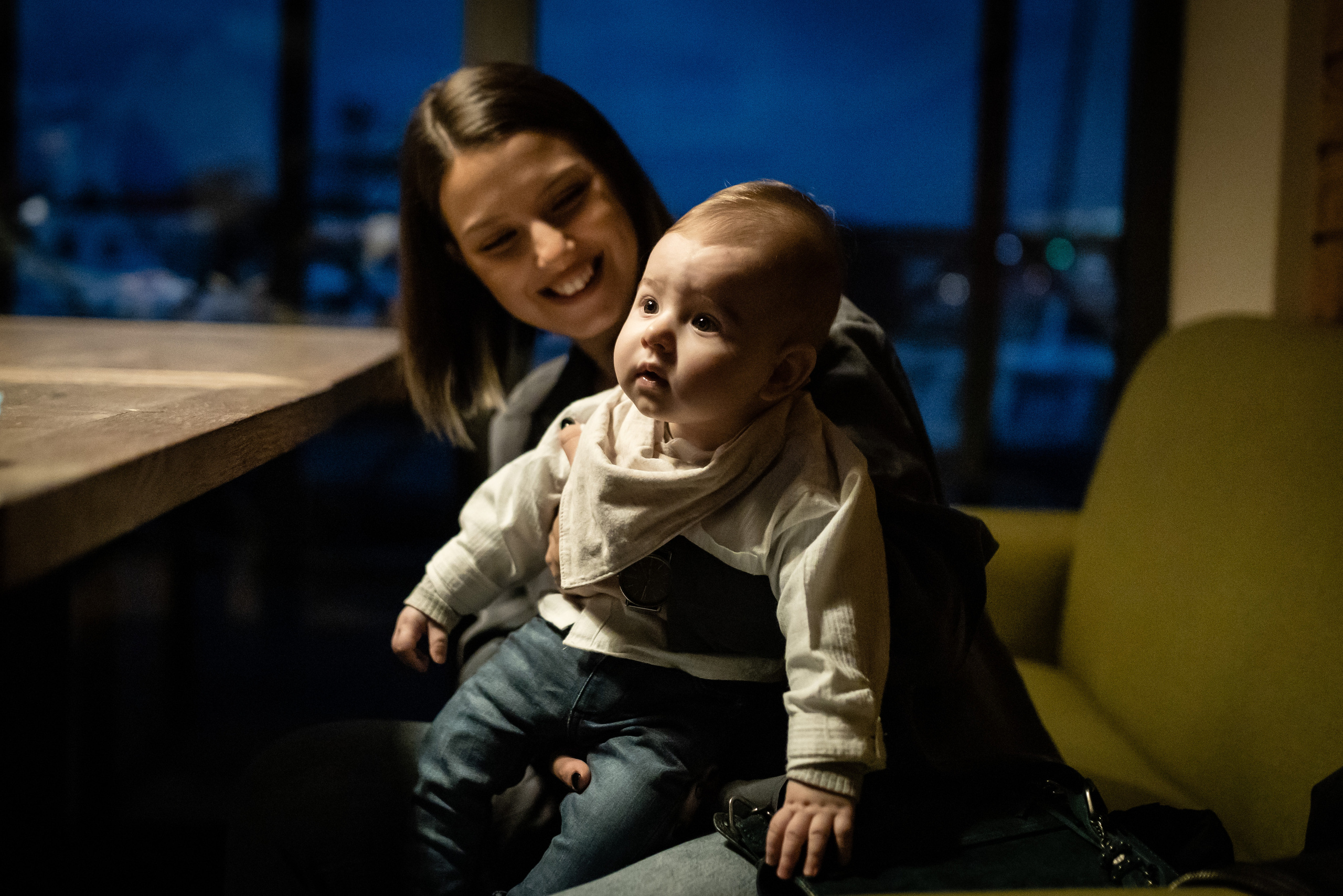 fotografisanje slavljenika prvog rođendana u krilu devojčice