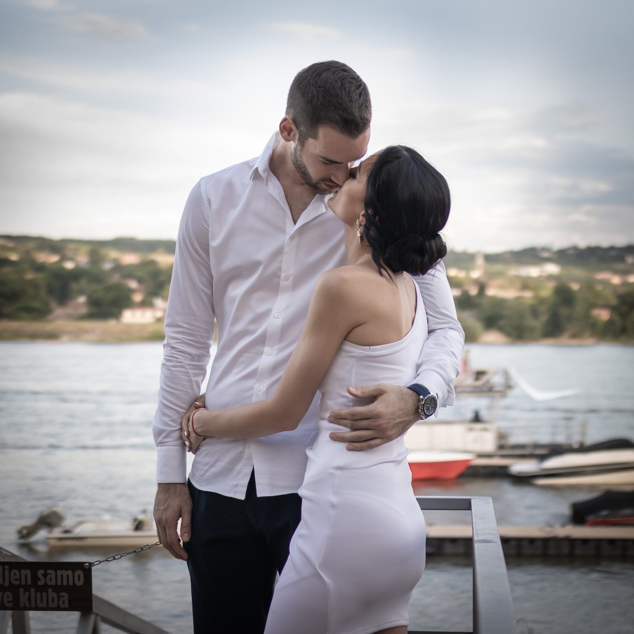 fotografisanje poljubca mladog bračnog para na rođendanu kraj reke