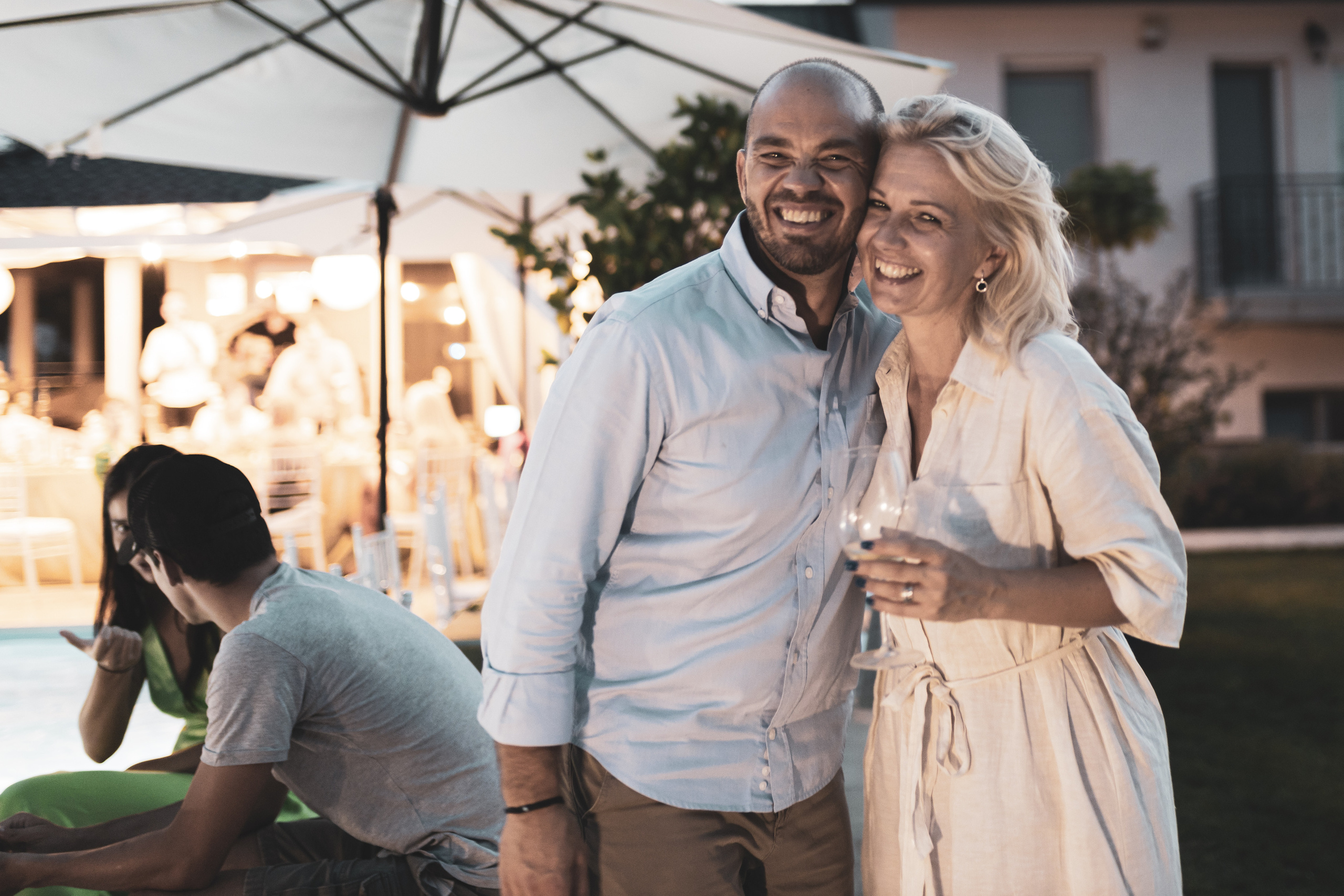 fotografija ponosnih roditelja na dan ćerkinog punoletstva