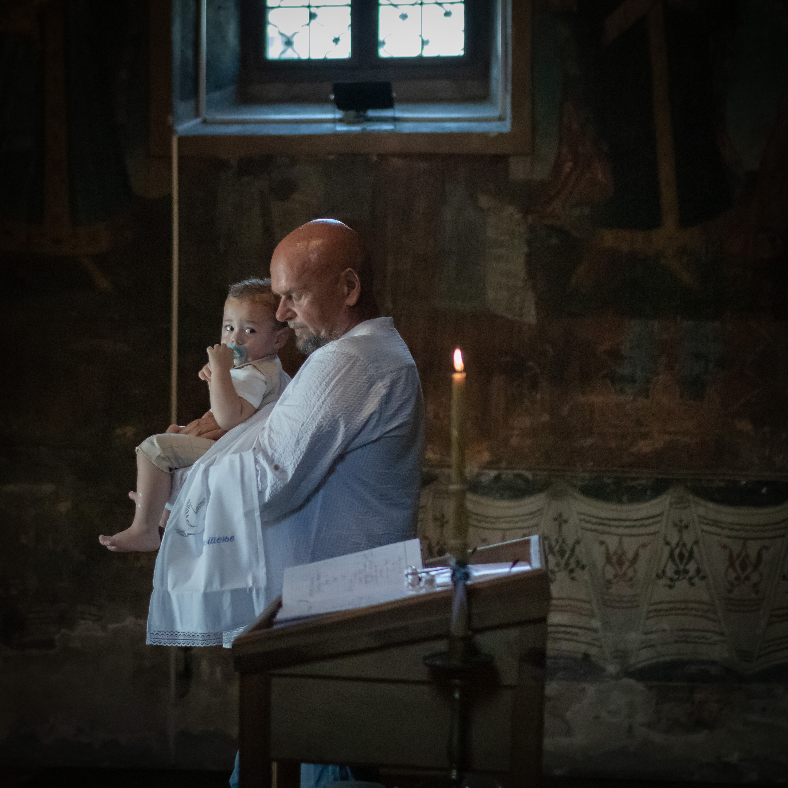 fotografija kuma i deteta na krštenju