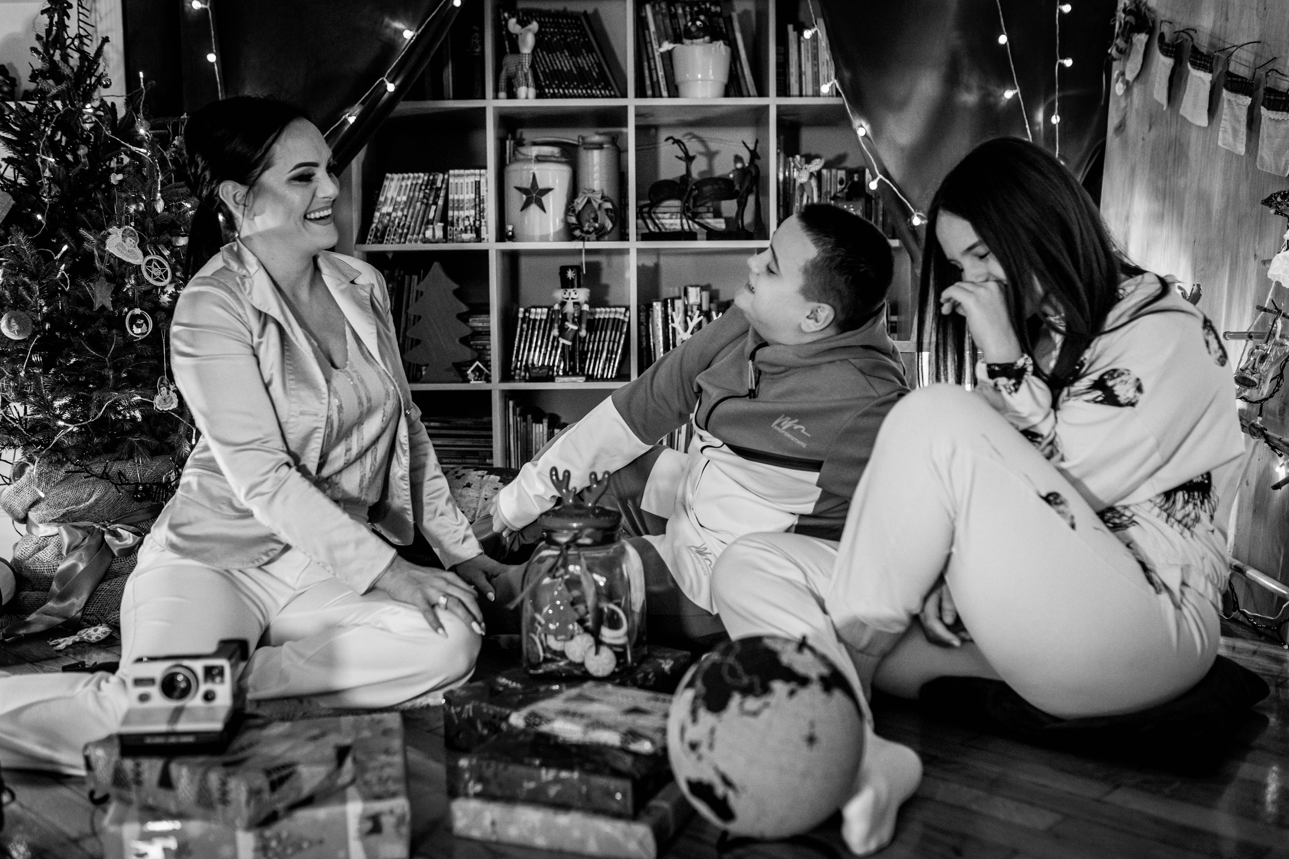 Profesionalno novogodišnje fotografisanje u studiju sa božićnim rekvizitima