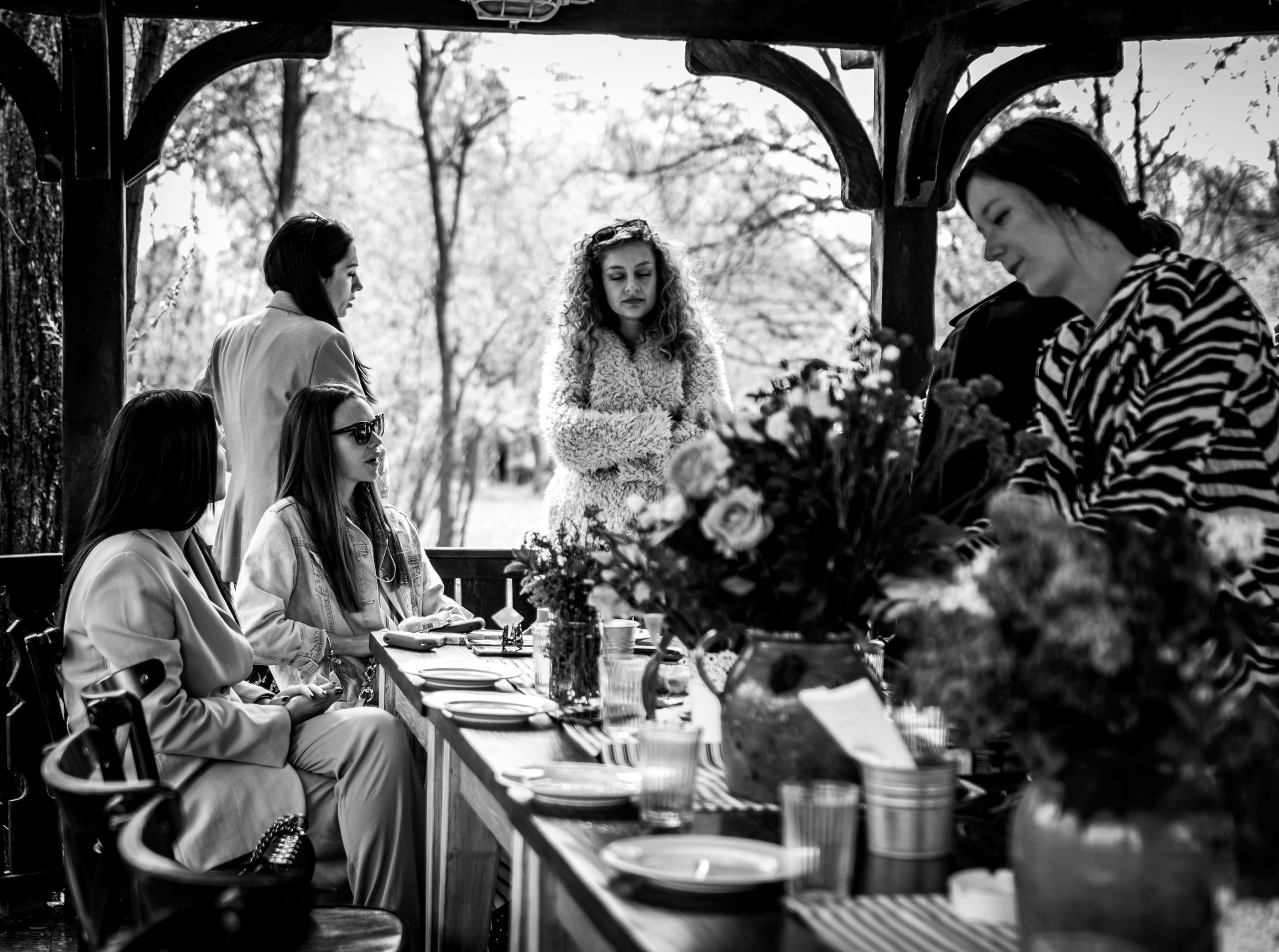 crno-bela fotografija rođendana u komuni