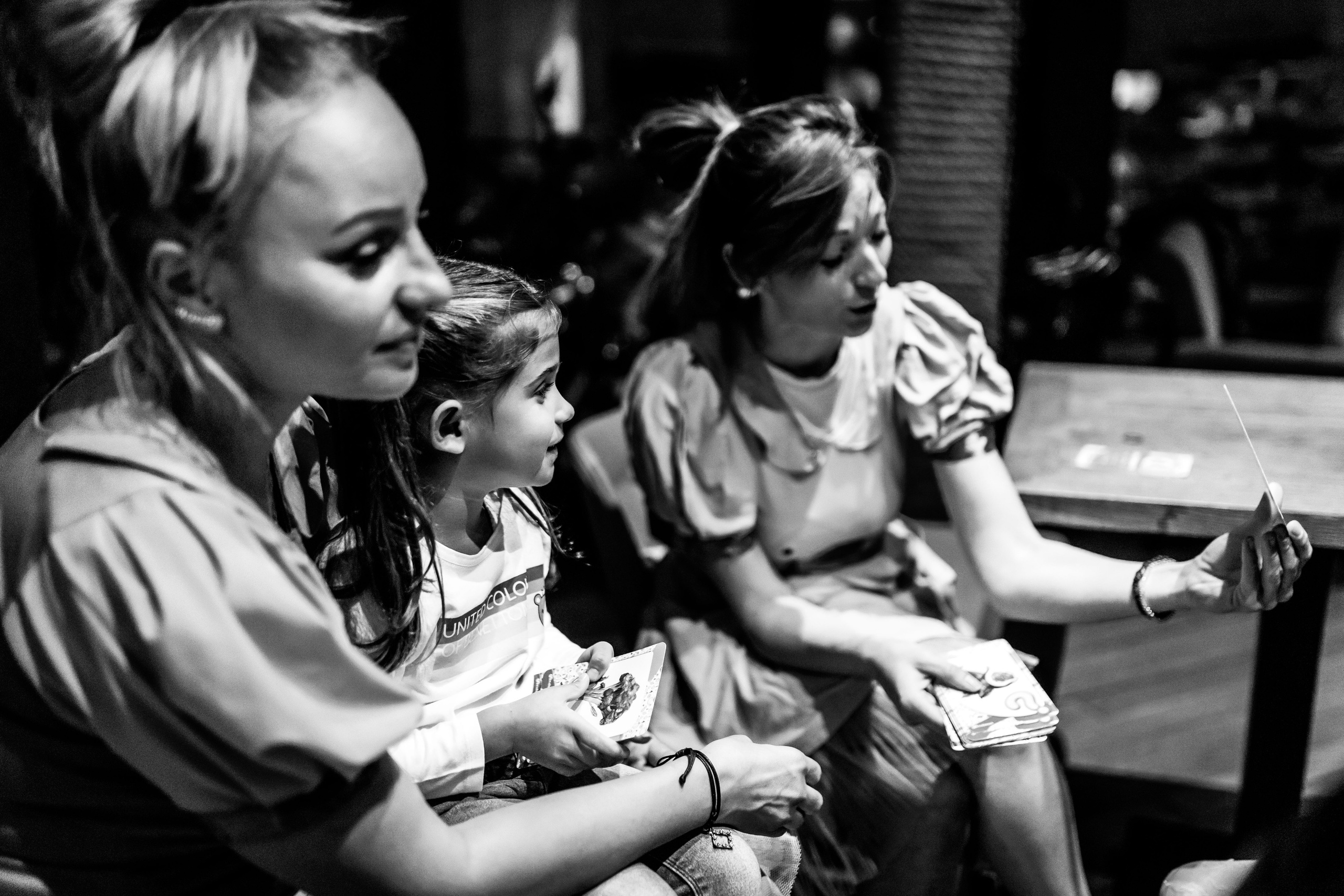 crno-bela fotografija uspomena s aprvog rođendana