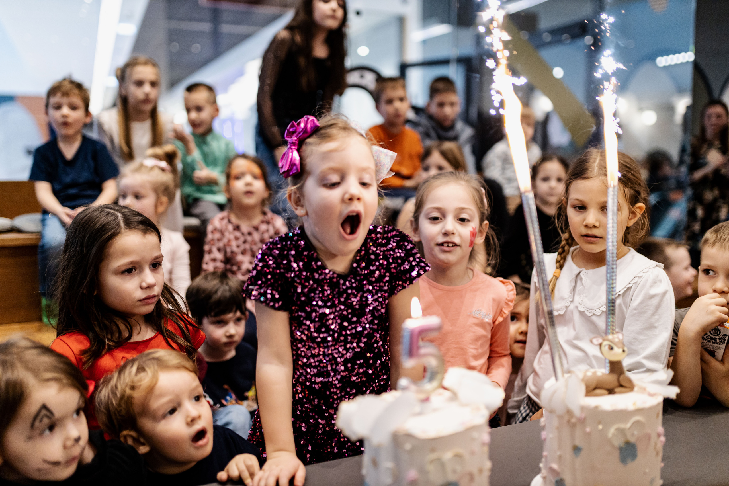 fotografisanje duvanja svećica na dečijem rođendanu