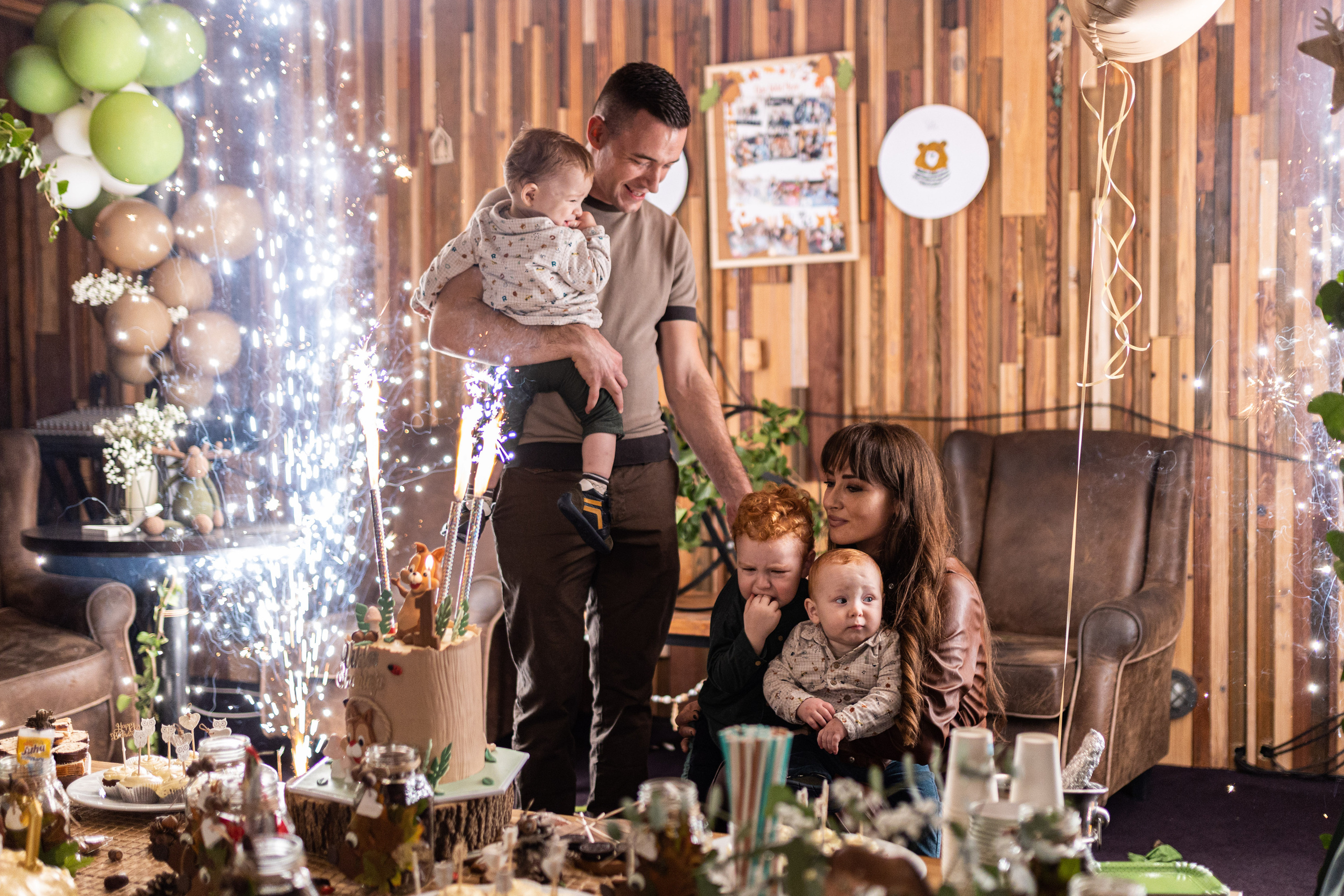 porodična fotografija na prvom rođendanu