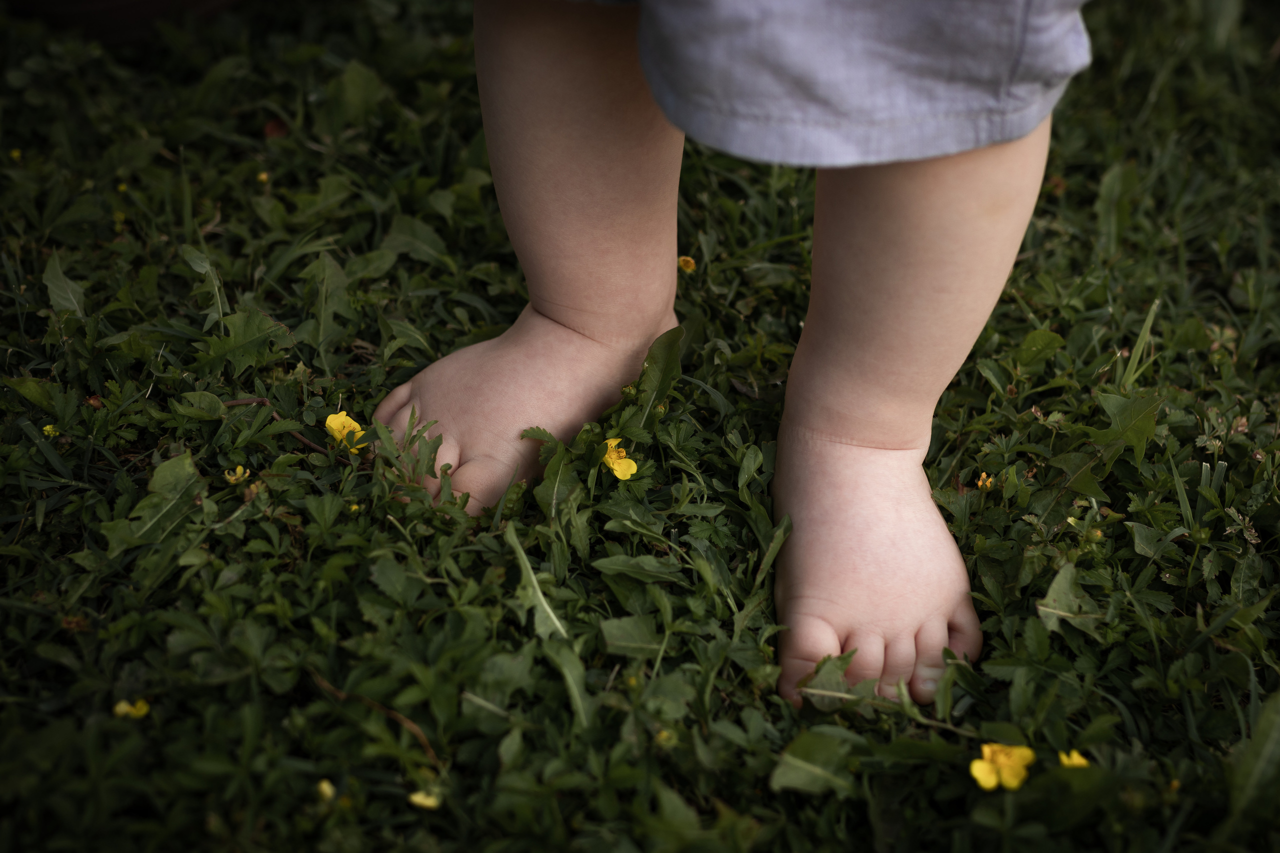 fotografija stopala malog dečaka