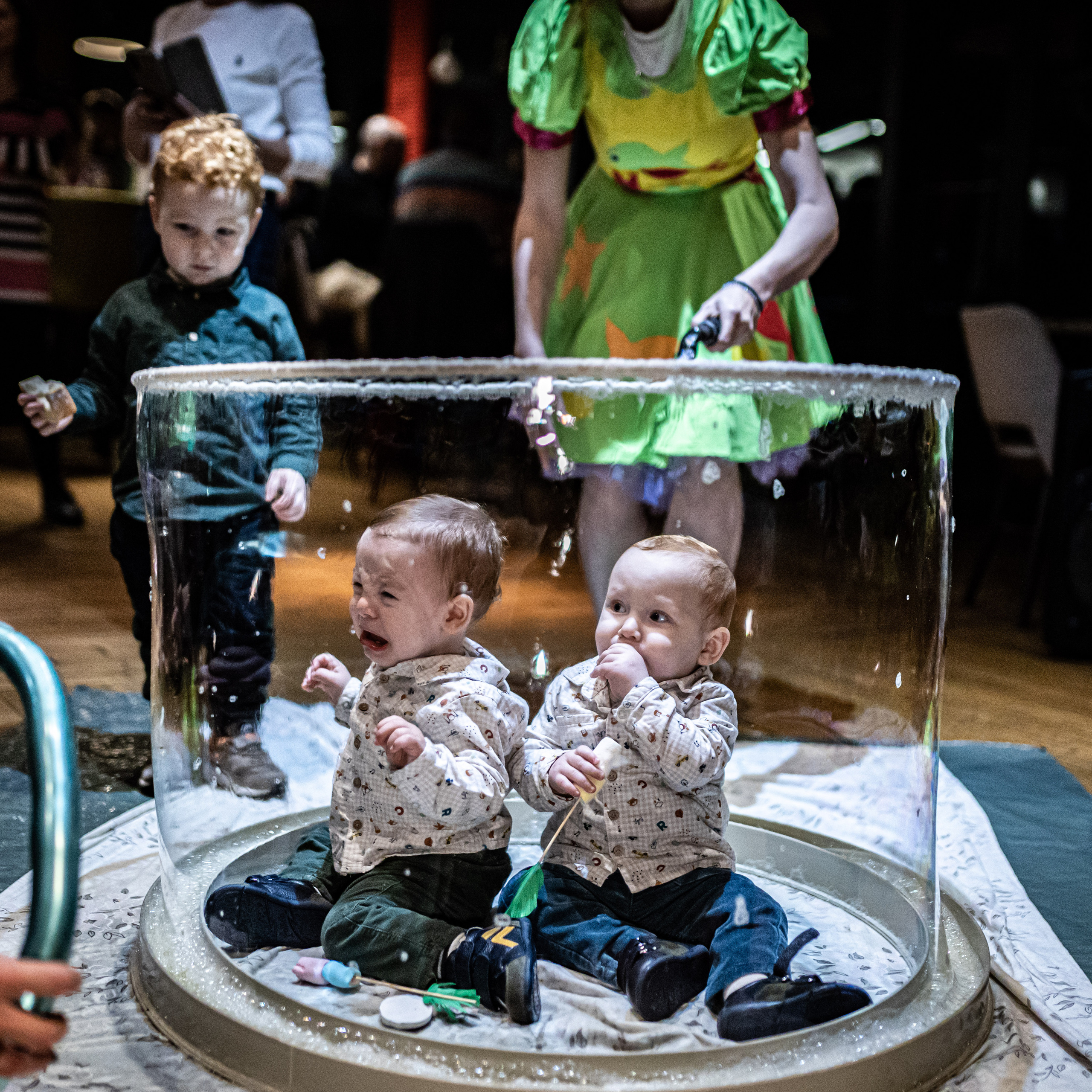 fotografija dva dečaka u vodenom mehuru