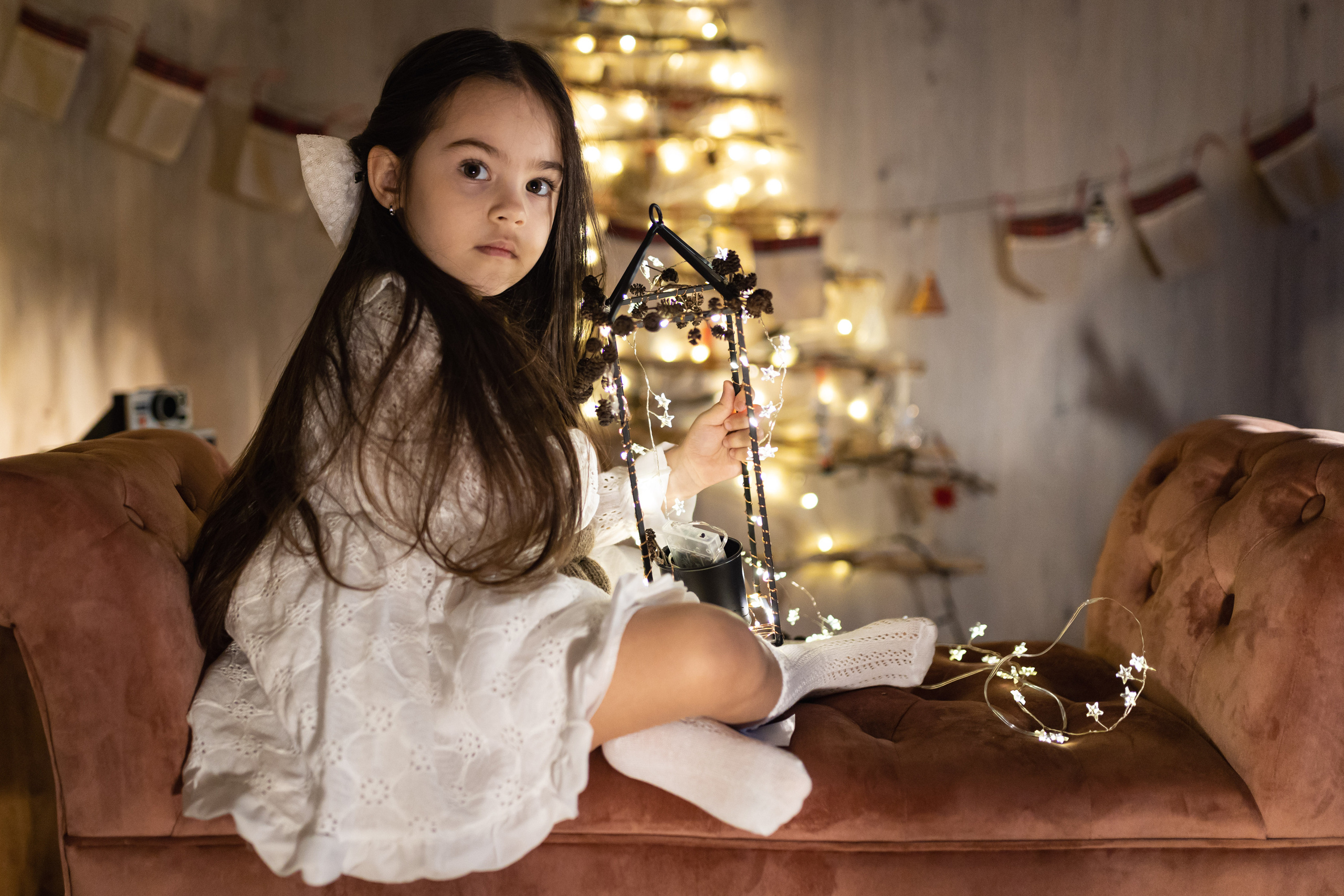 Praznična fotosesija sa elegantnim novogodišnjim setovima