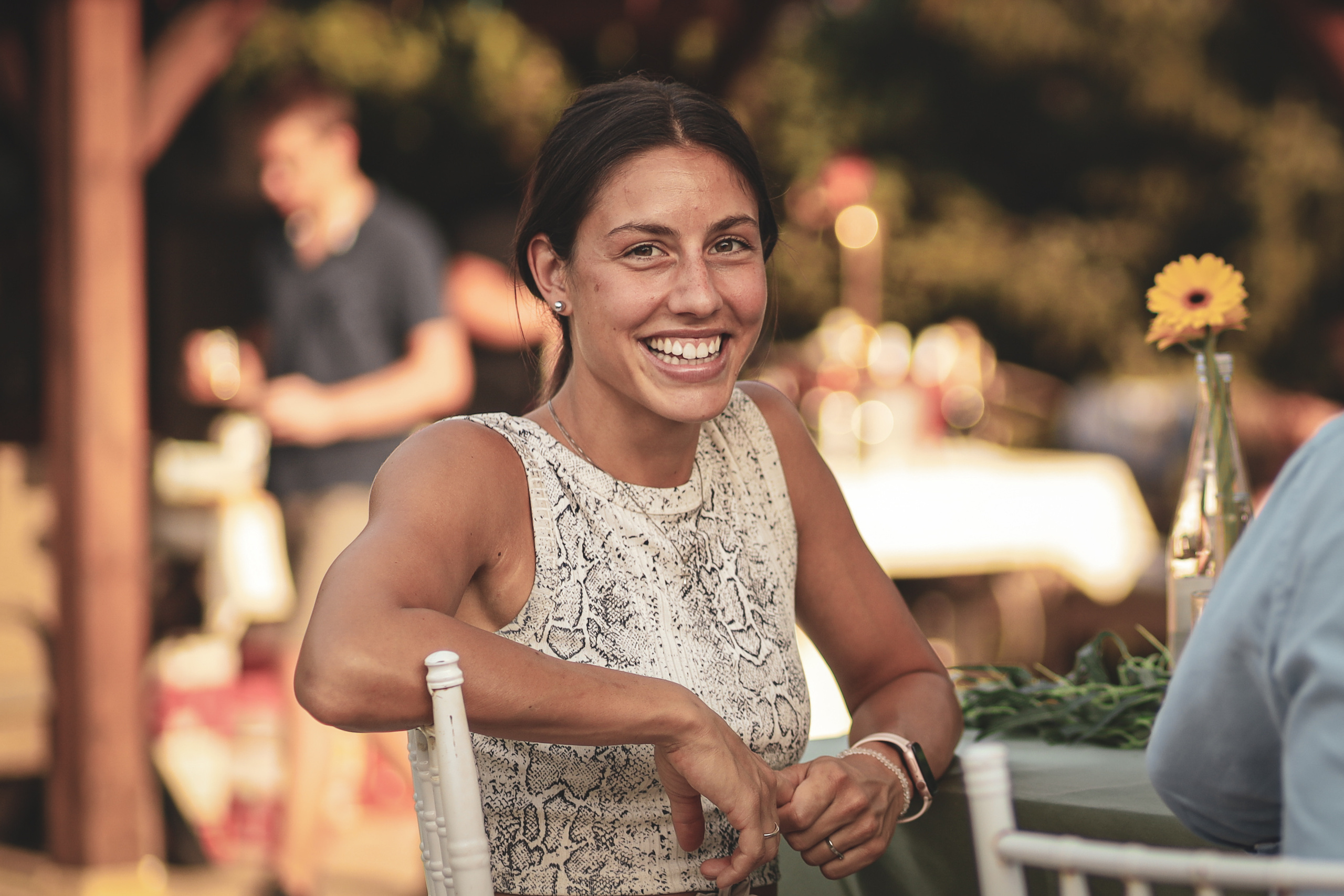 fotografija osmeha lepe devojke