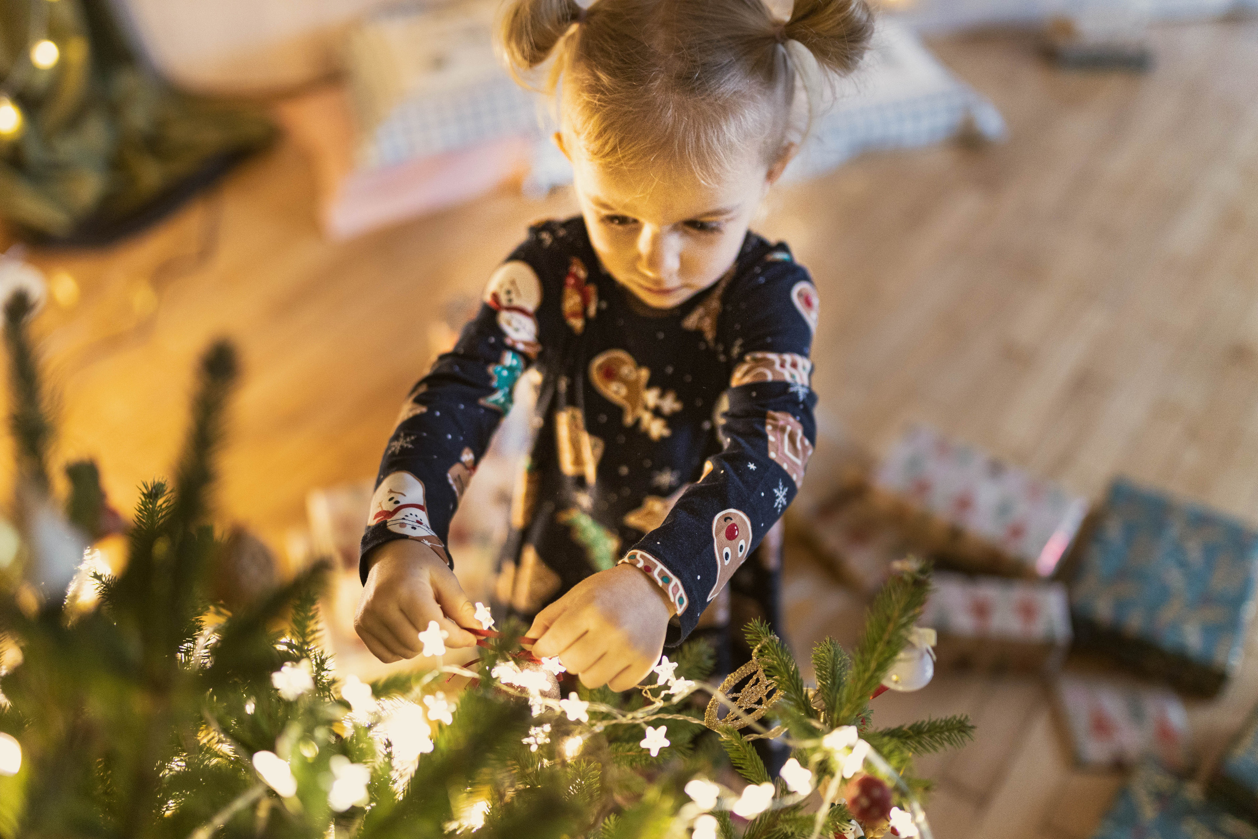 Studijsko novogodišnje fotografisanje sa prazničnim dekoracijama