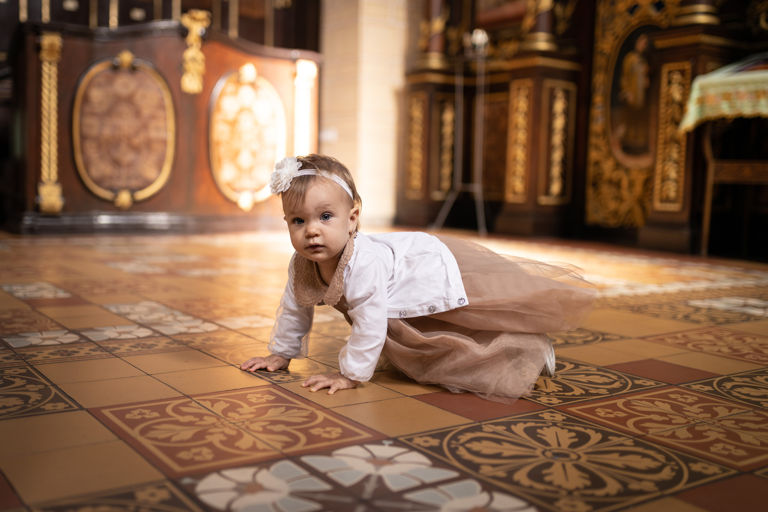 fotografija male devojčice u crkvi