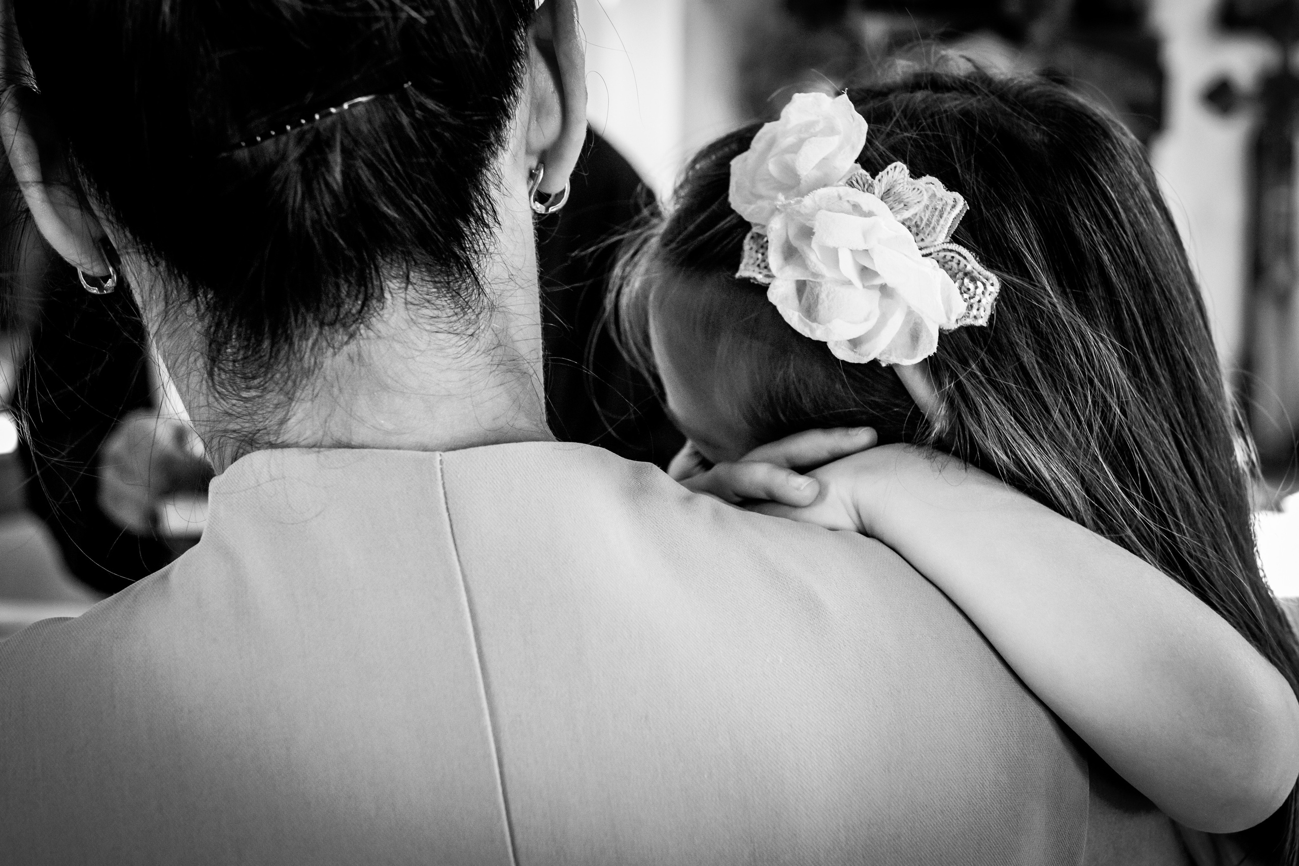 crno - bela fotografija devojčice na ramenu