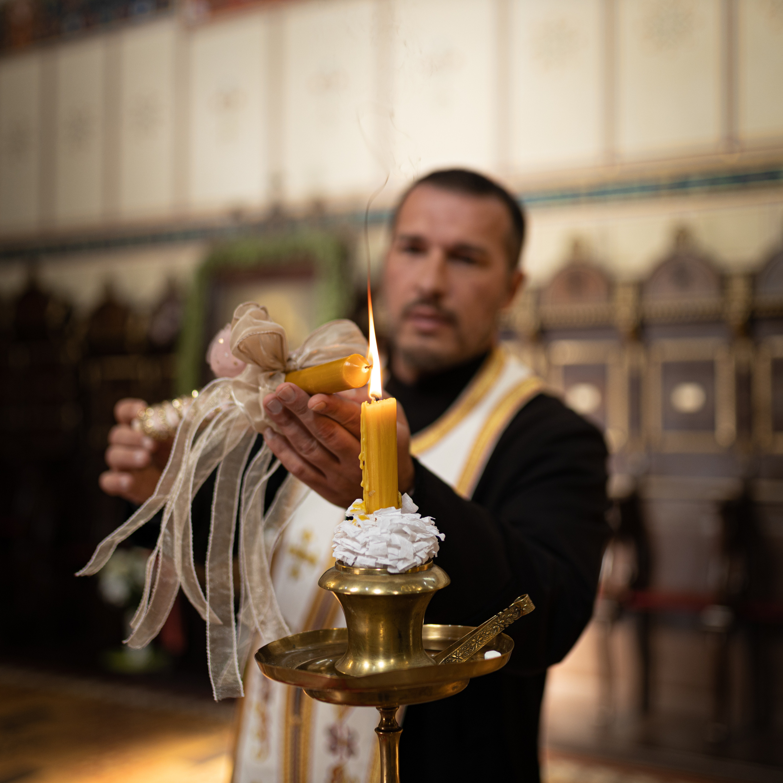 fotografija popa i sveće