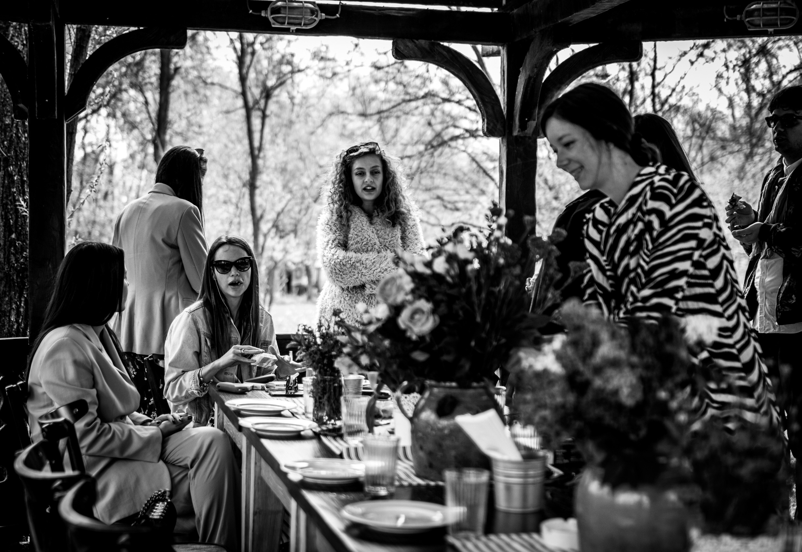 crno-bela fotografija gostiju na rođendanu u komuni