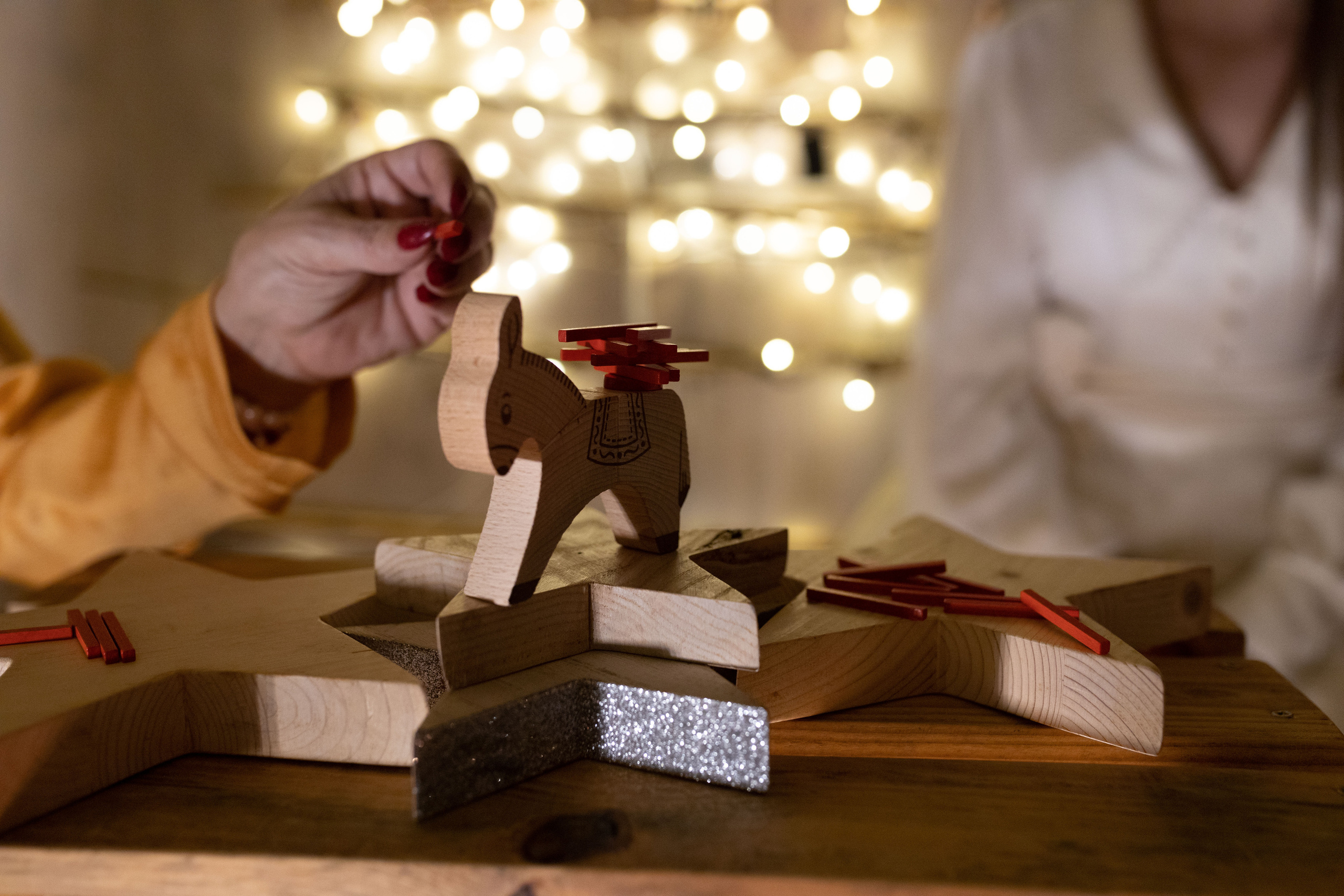 Profesionalno novogodišnje fotografisanje u studiju sa božićnim rekvizitima