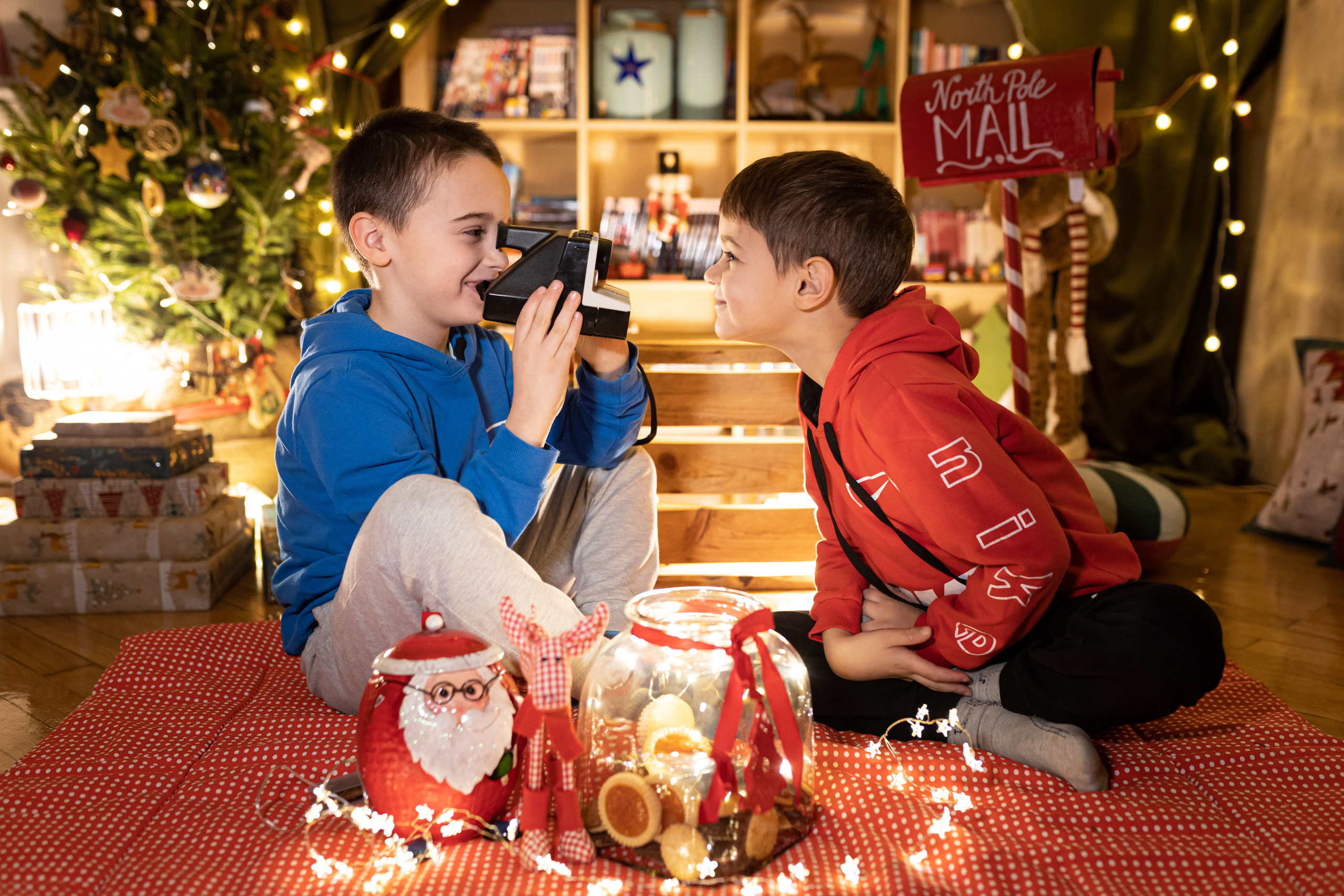 Profesionalno novogodišnje fotografisanje u studiju sa božićnim rekvizitima