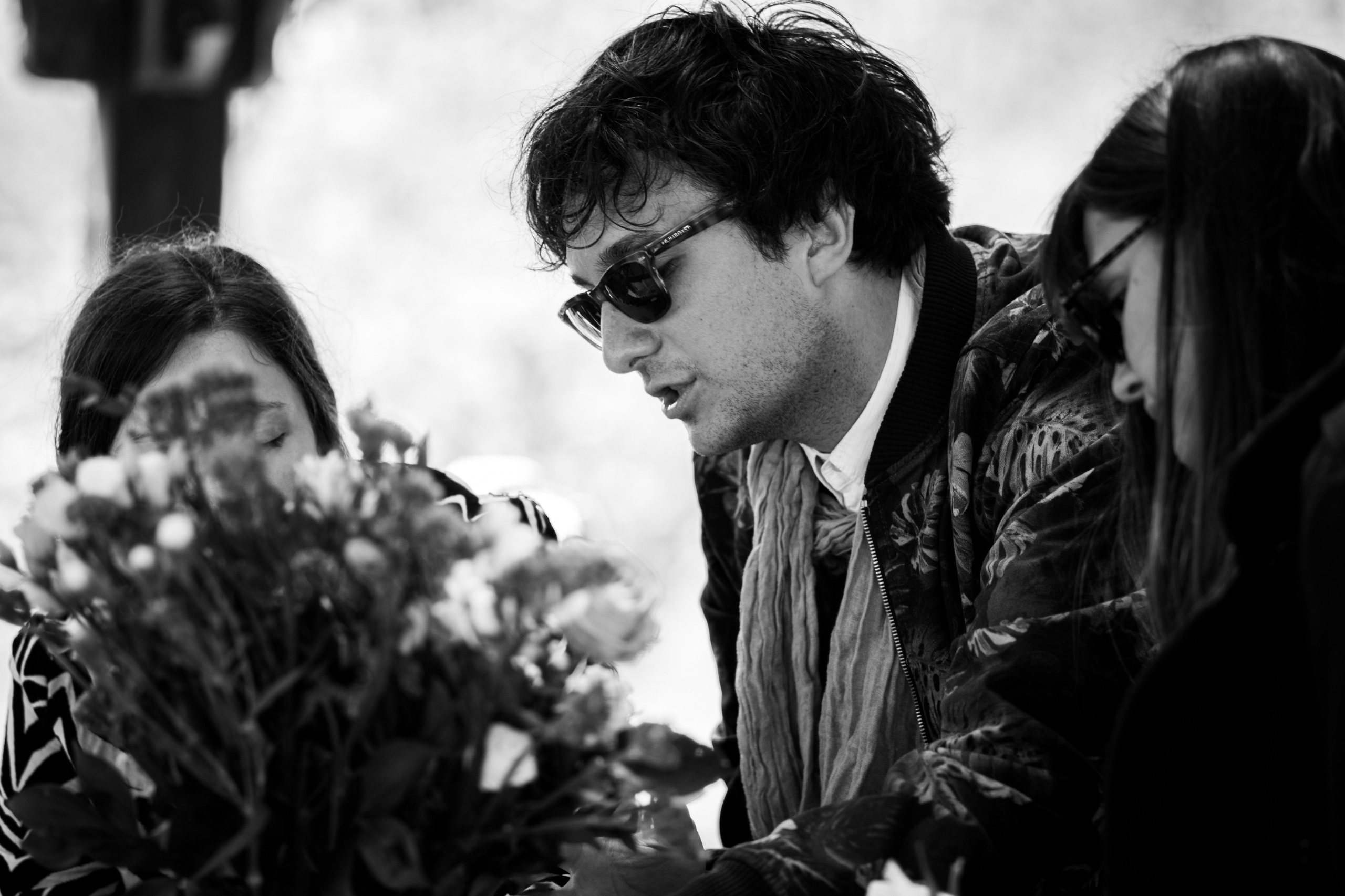 crno-bela fotografija momka na rođendanu