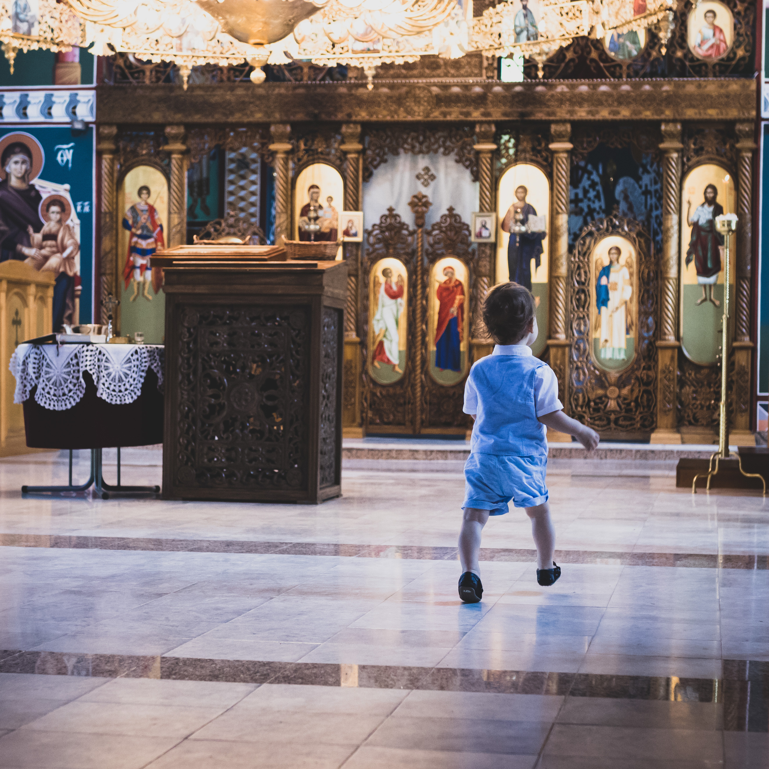 fotografija dečaka u manastiru