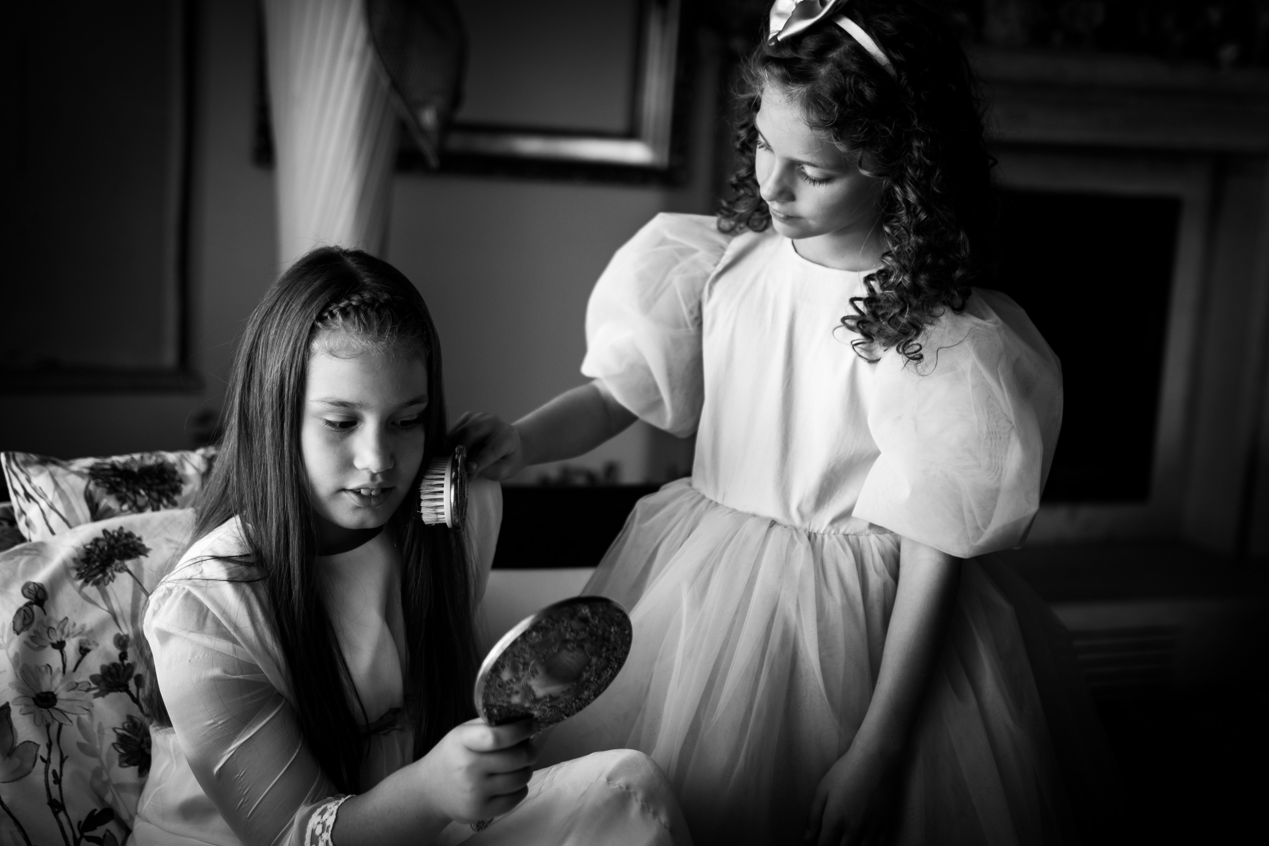 crno-bela fotografija ogledanja u ogledalu