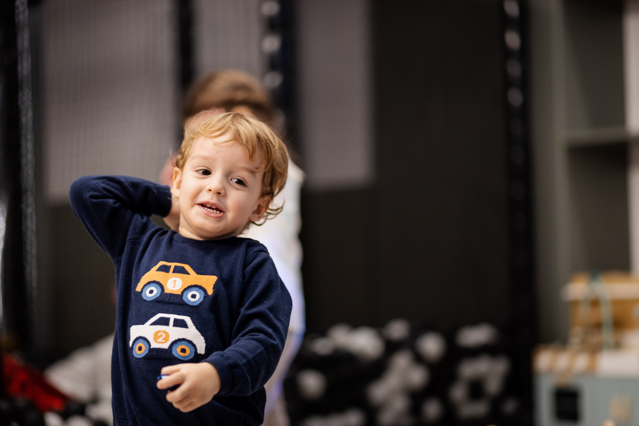 fotografija malog dečaka na proslavi dečijeg rođendana