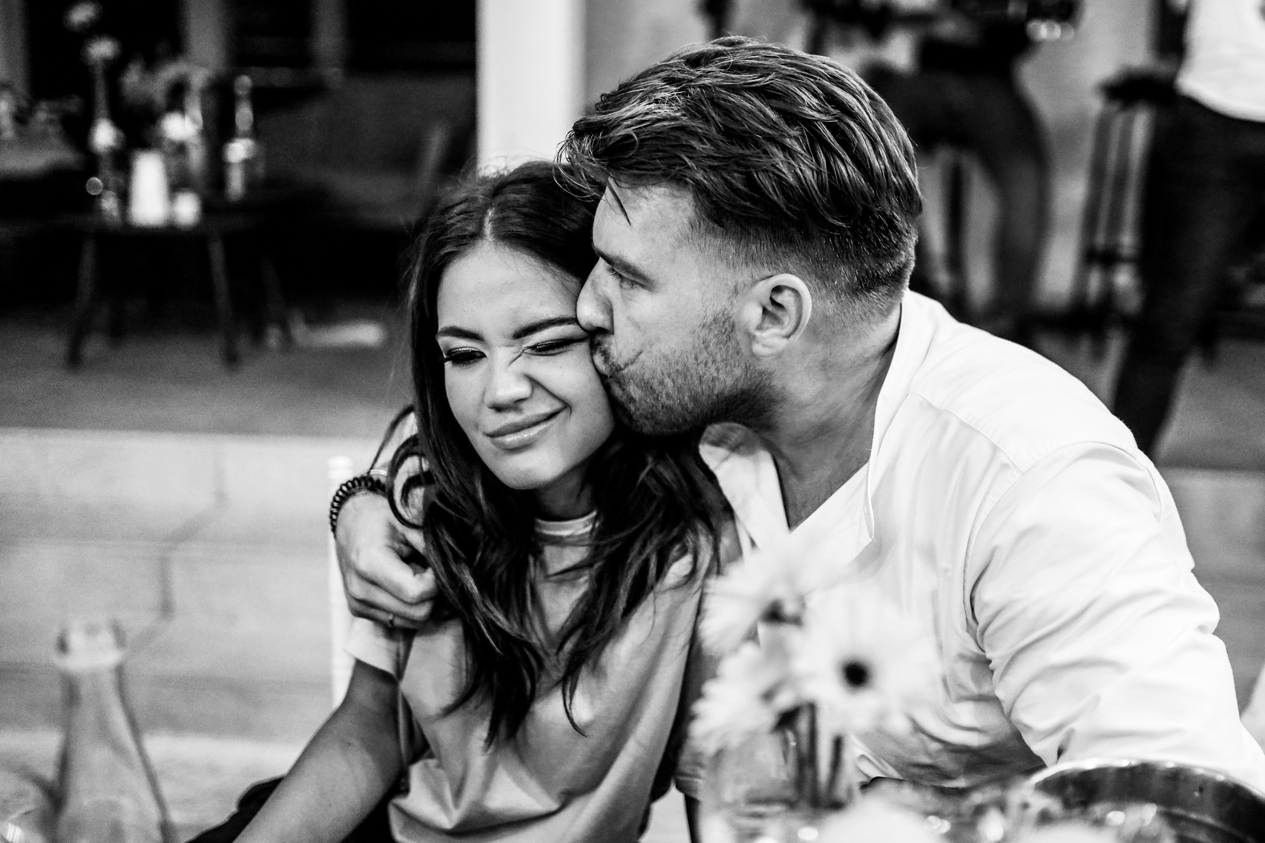 crno-bela fotografija poljubca