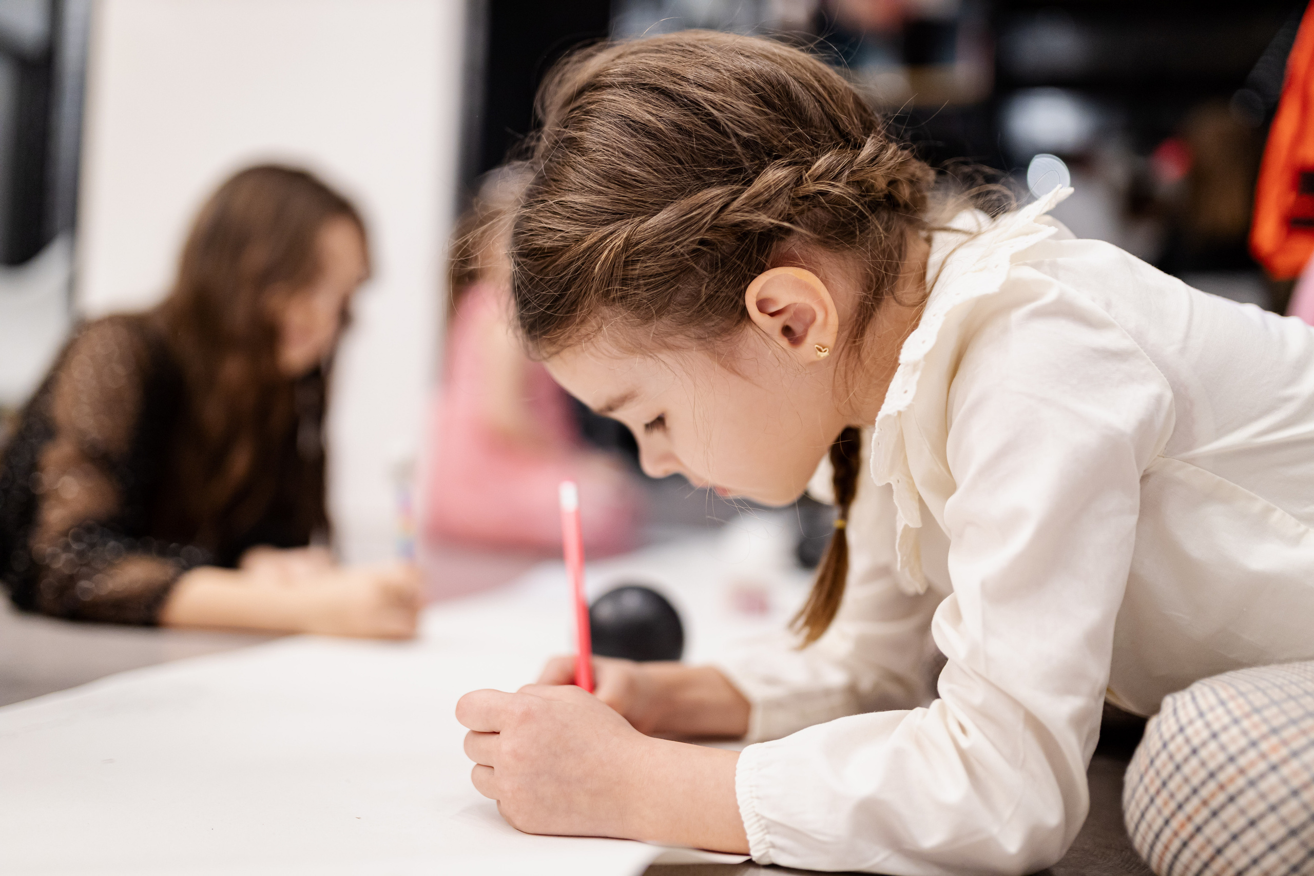 fotografija devojčice koja crta na dečijem rođendanu
