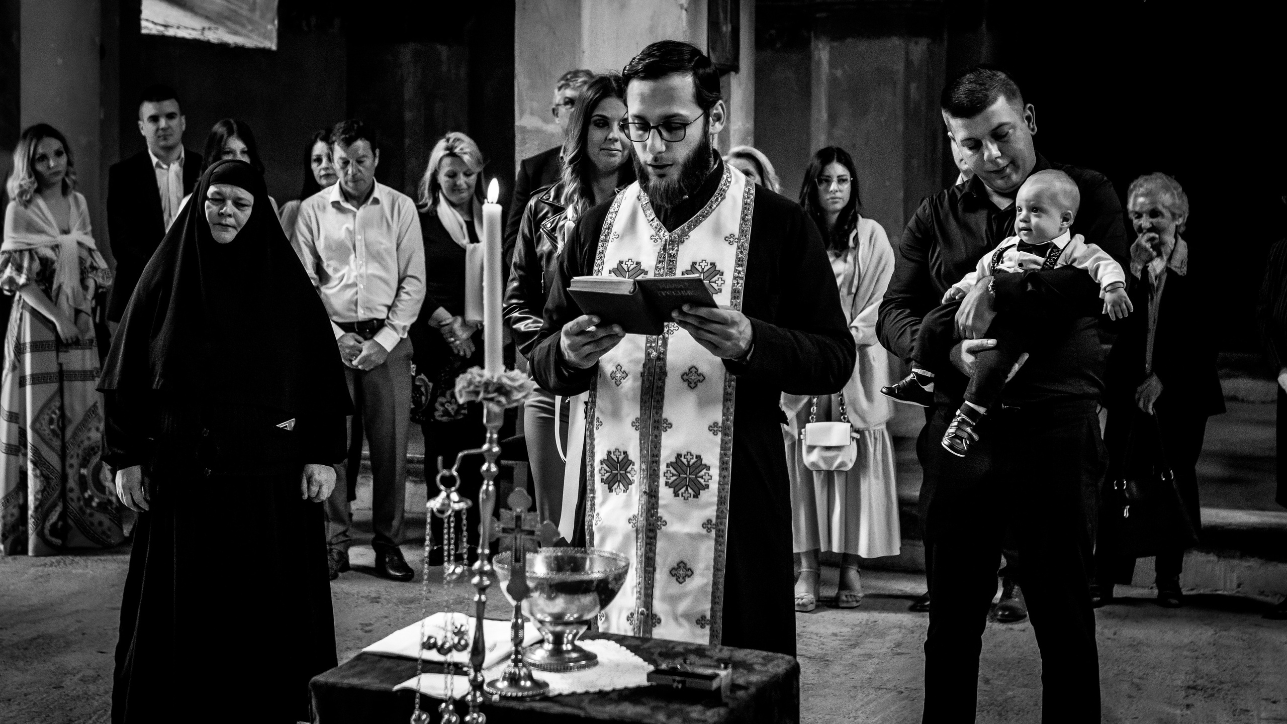 crno-bela fotografija krštenja