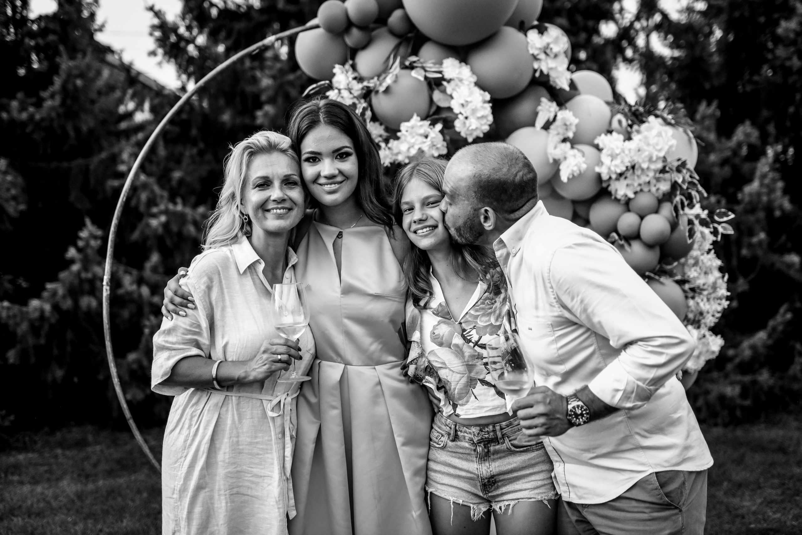 crno-bela fotografija porodice