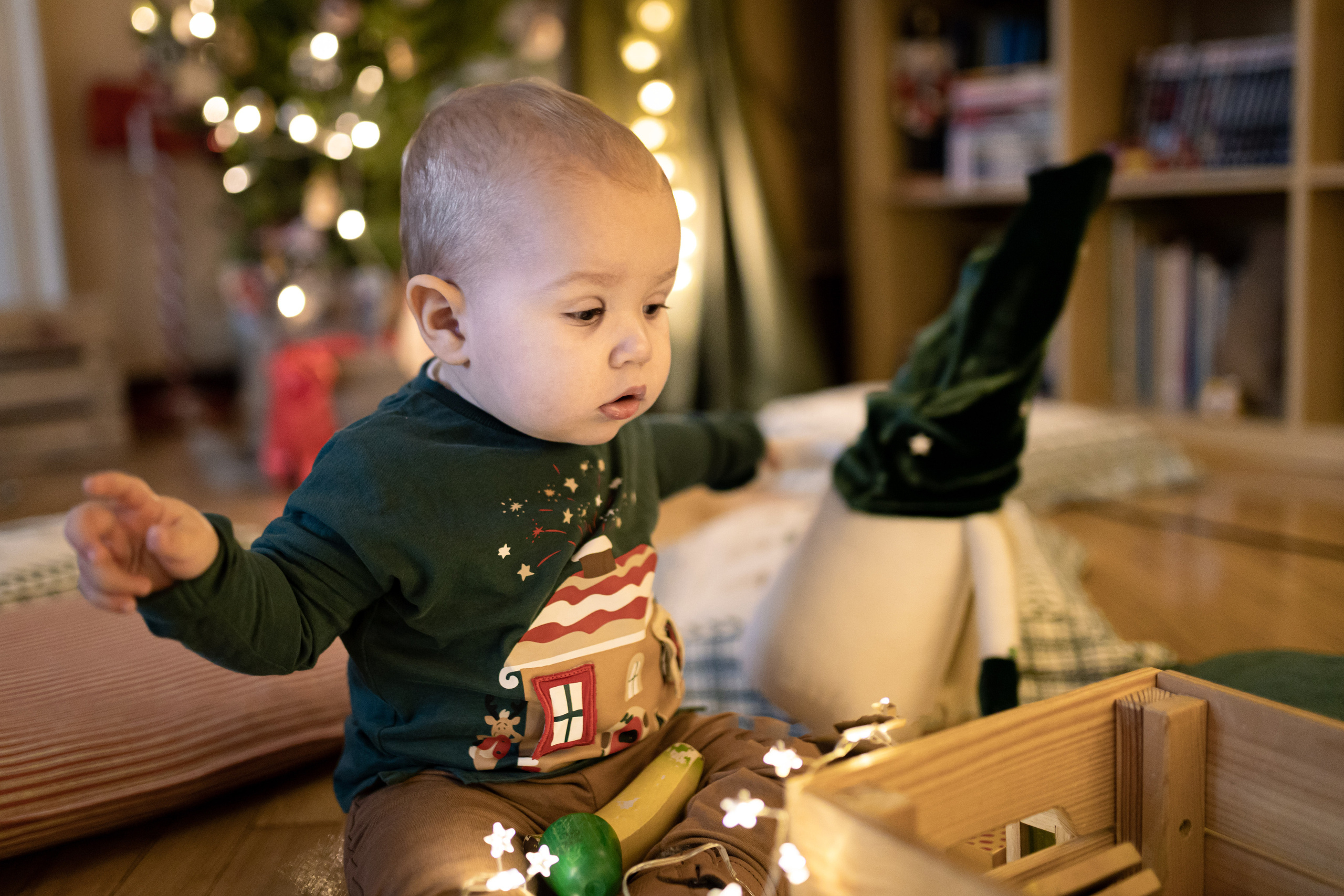 Deca u studiju na novogodišnjoj fotografiji