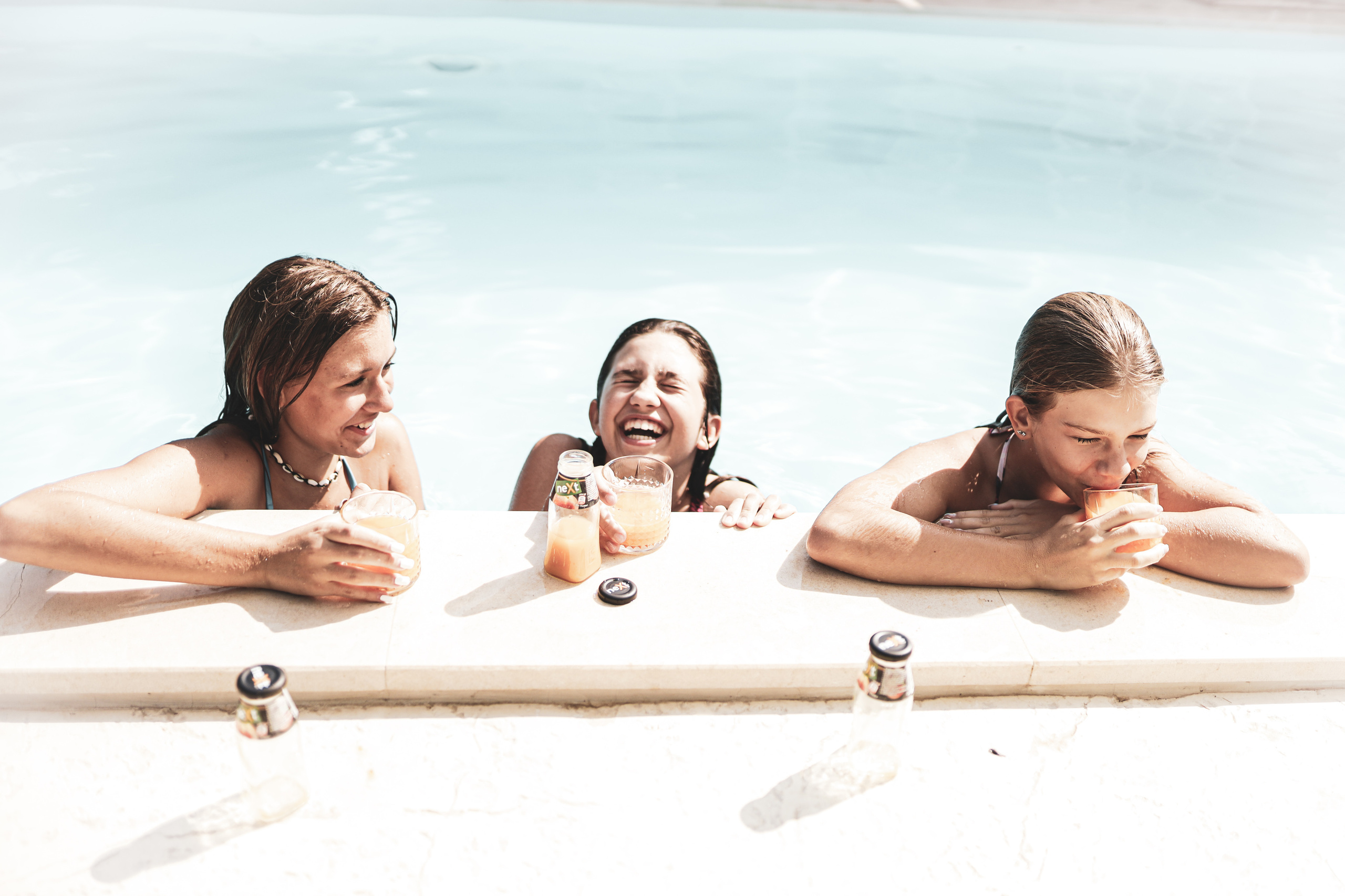 fotografija tri devojke u bazenu