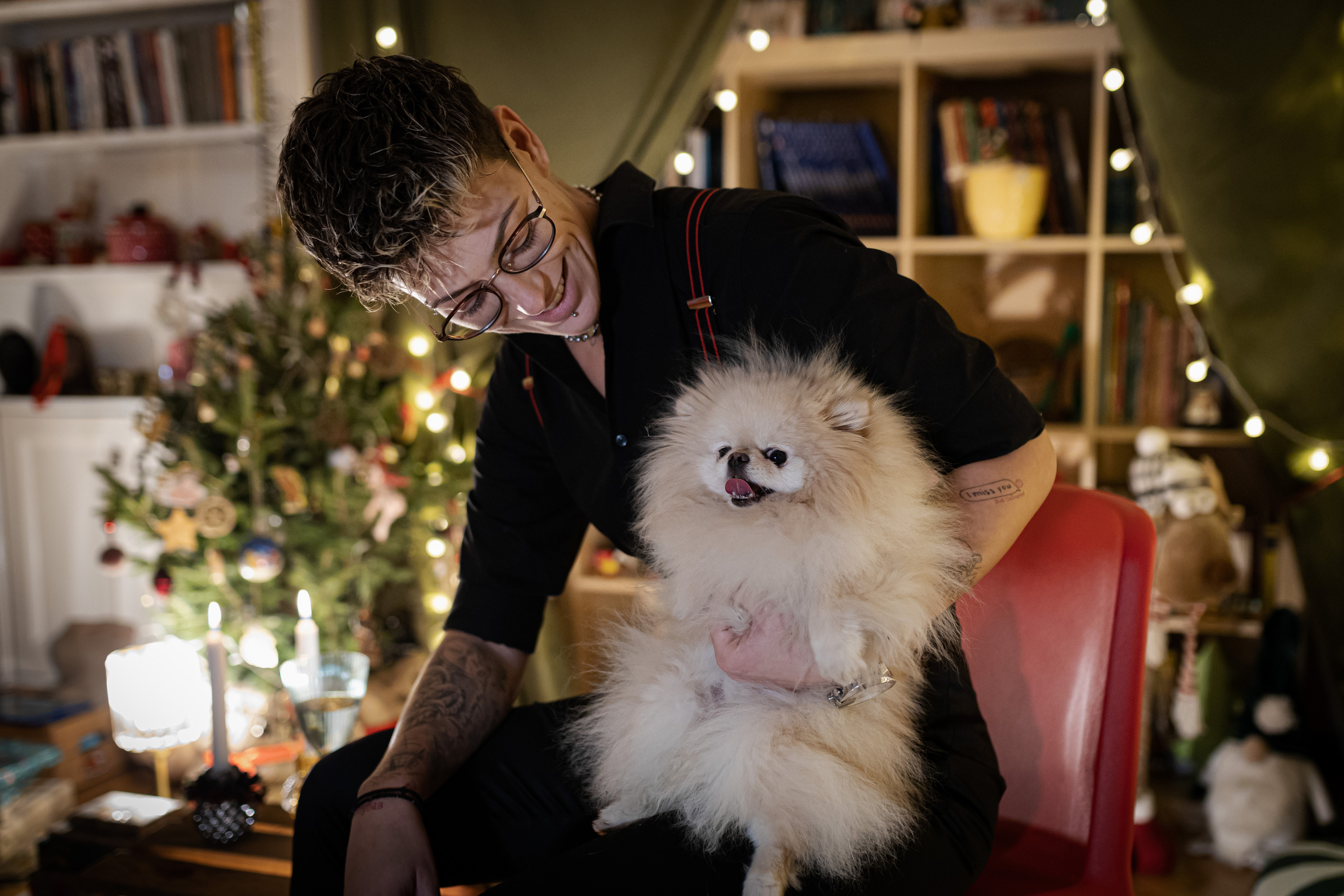 Praznična atmosfera uhvaćena na studijskom novogodišnjem fotografisanju