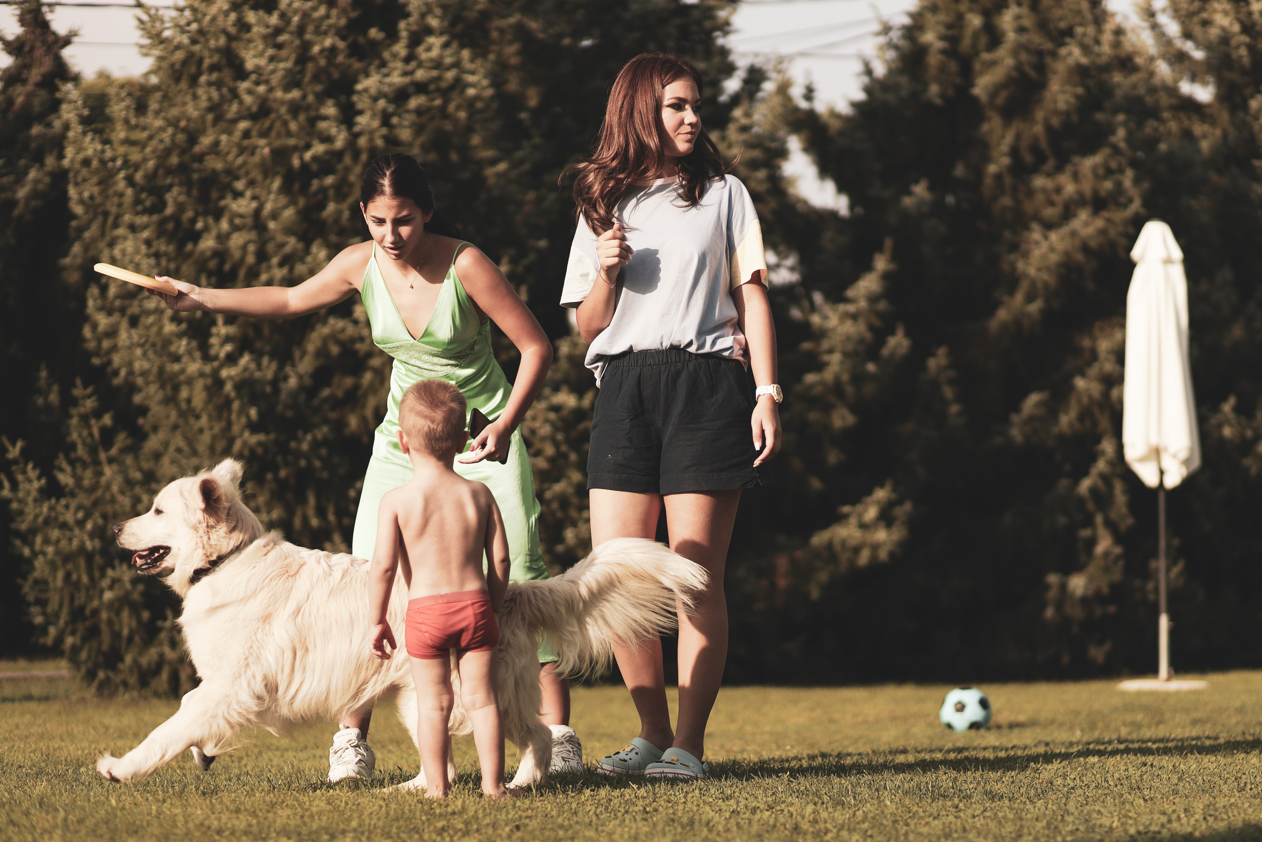 fotografija porodice sa kućnim ljubimcem