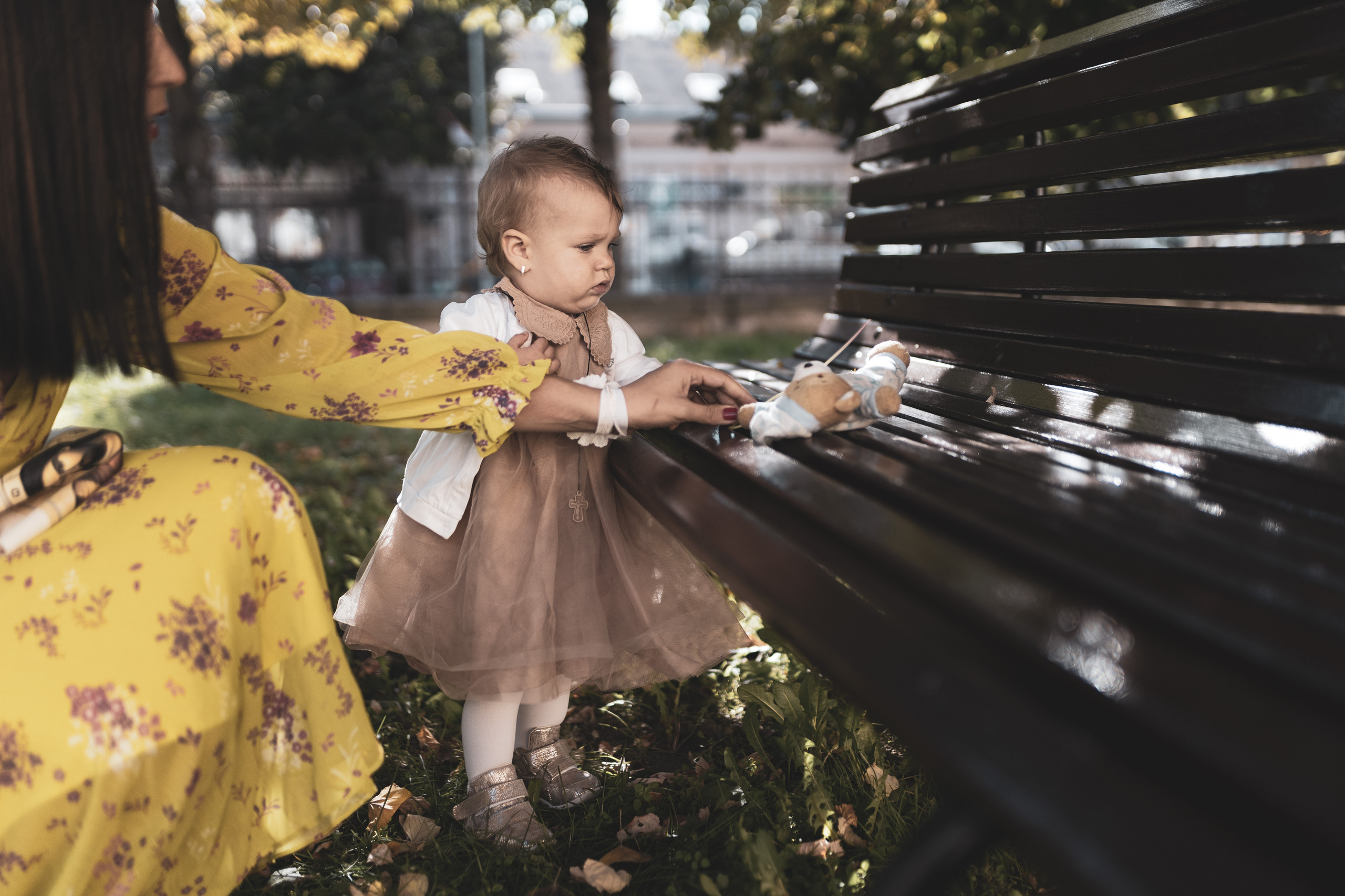 fotografija male devojčice na klupi