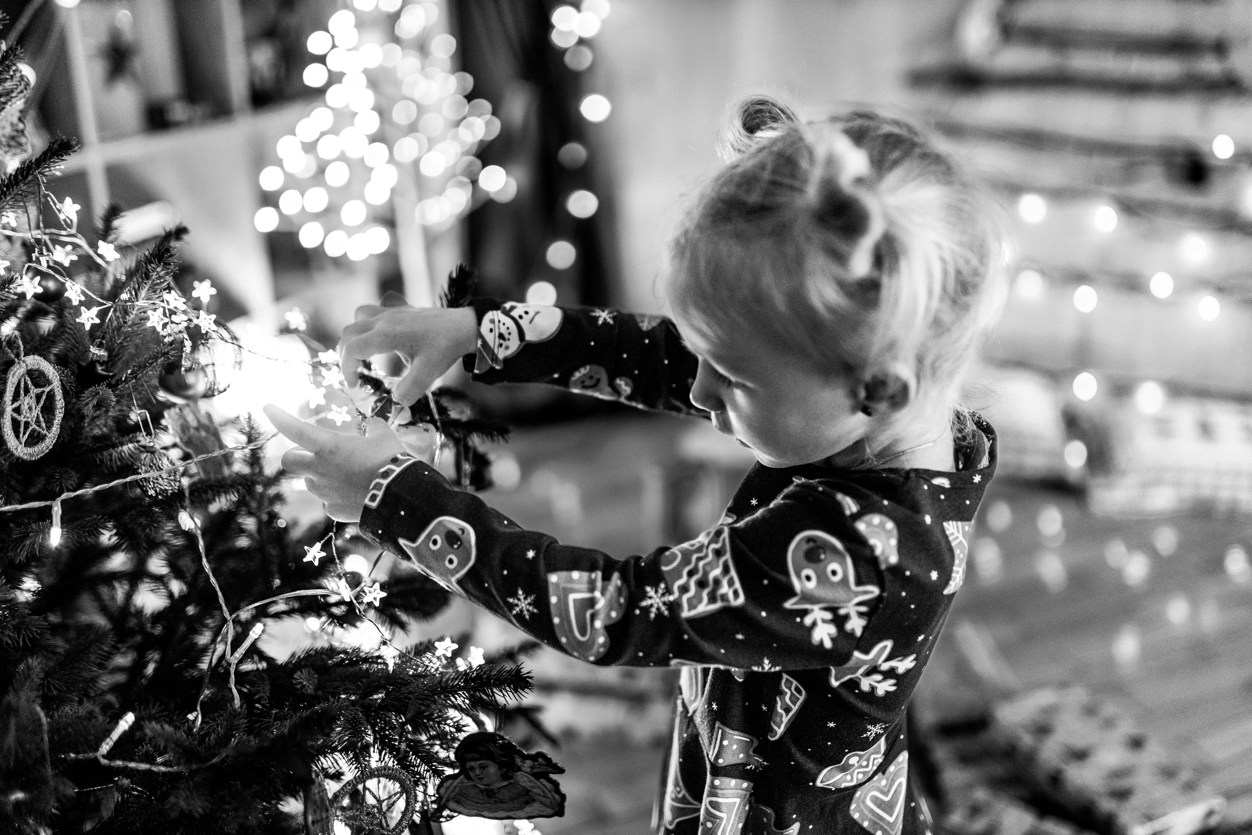 Profesionalno novogodišnje fotografisanje u studiju sa božićnim rekvizitima