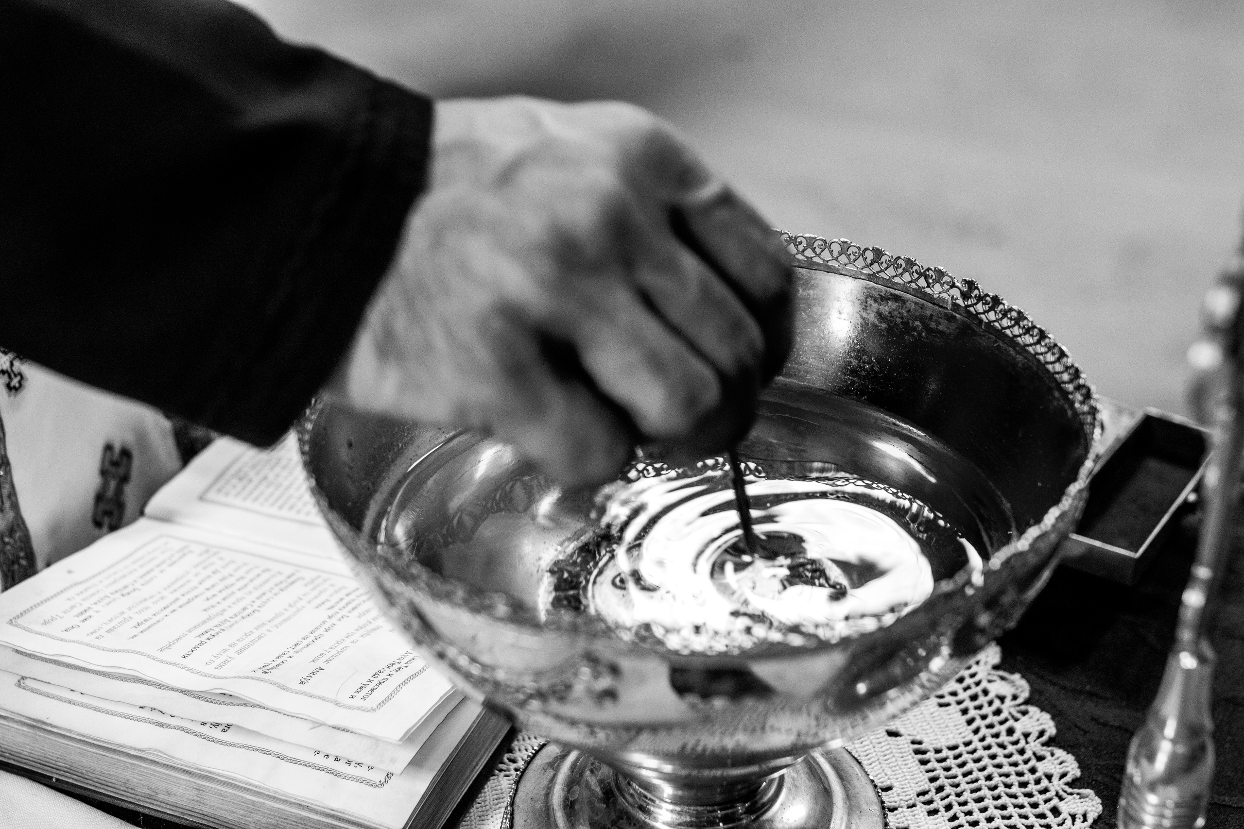 crno-bela fotografija sa krštenja