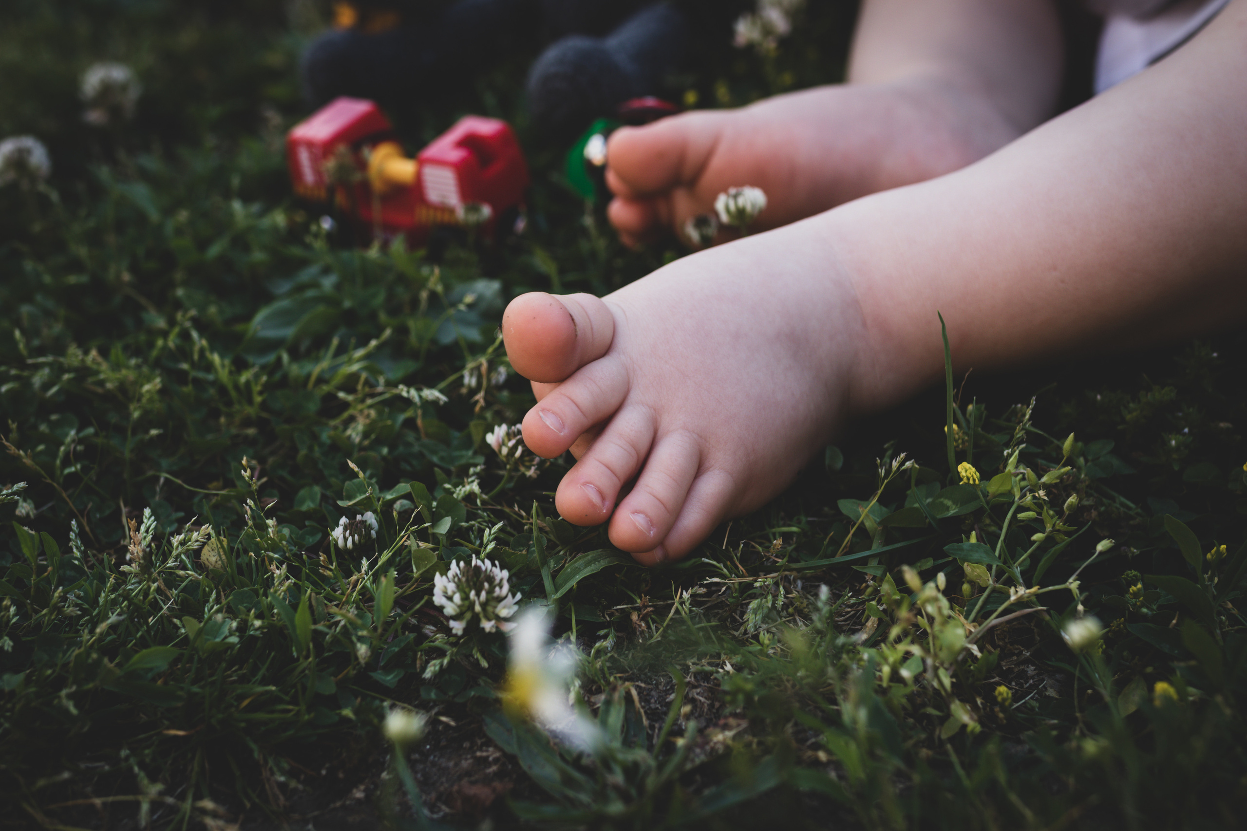 fotografija stopala malog dečaka