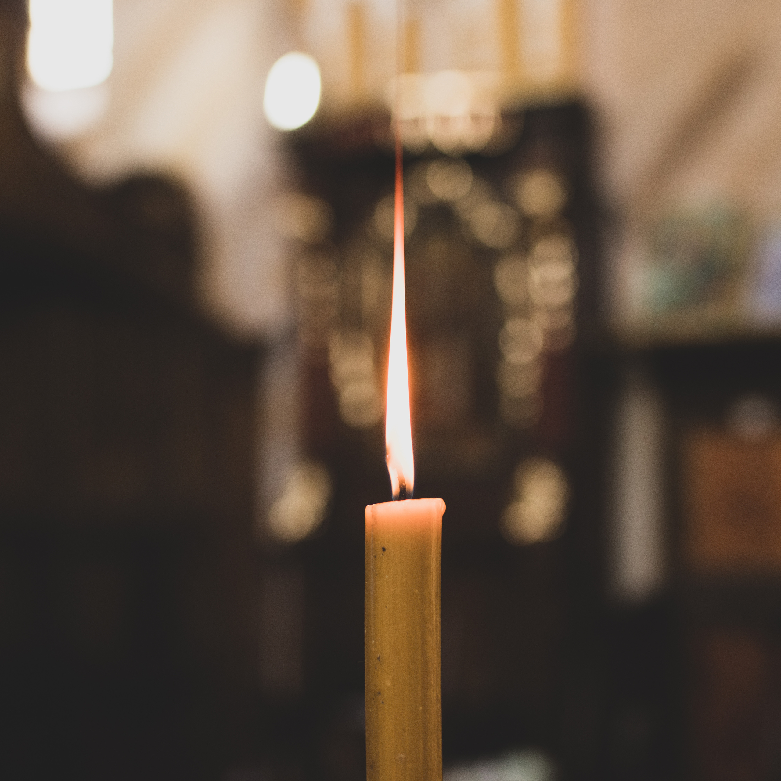 fotografija sveće koja gori