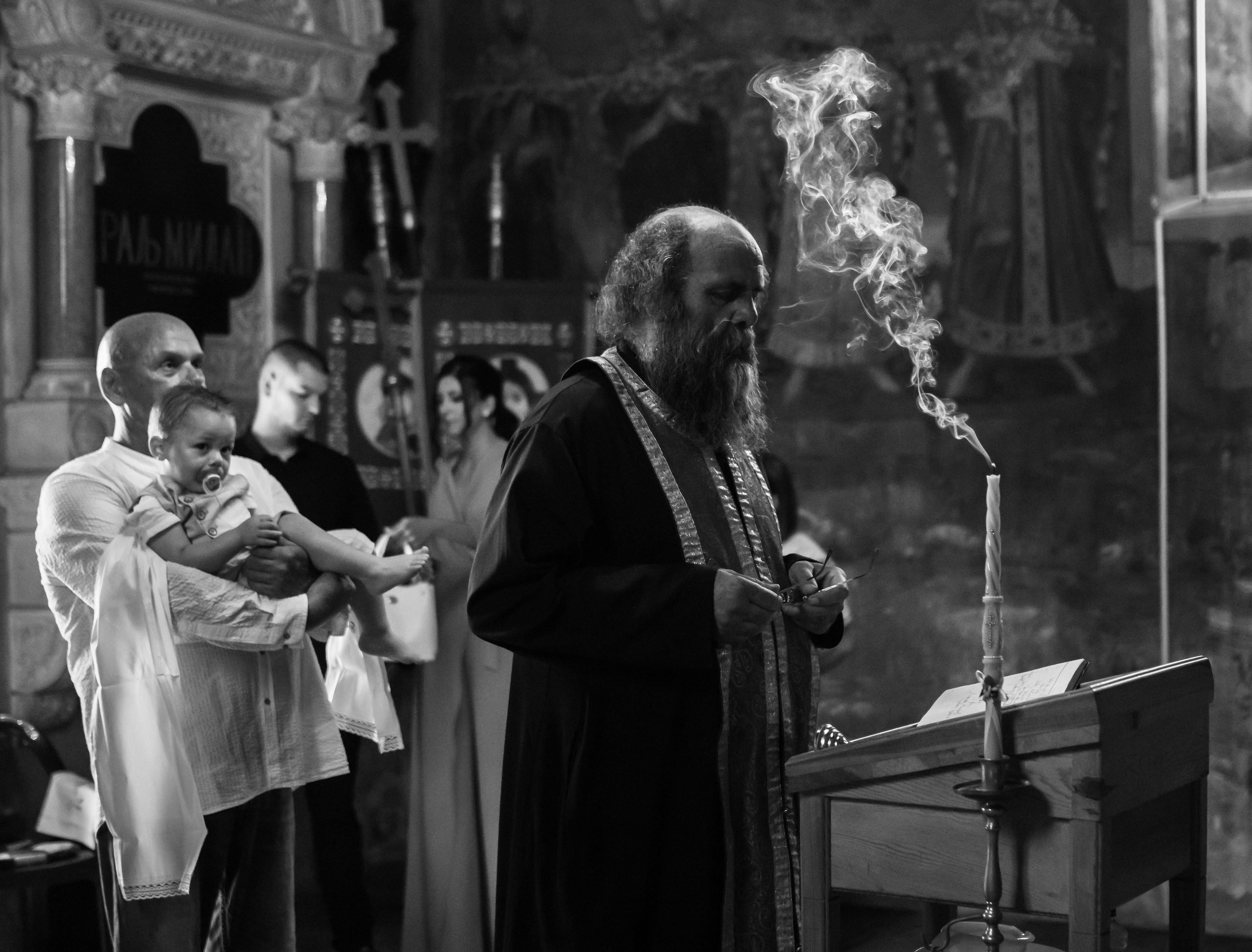 crno-bela fotografija krštenja