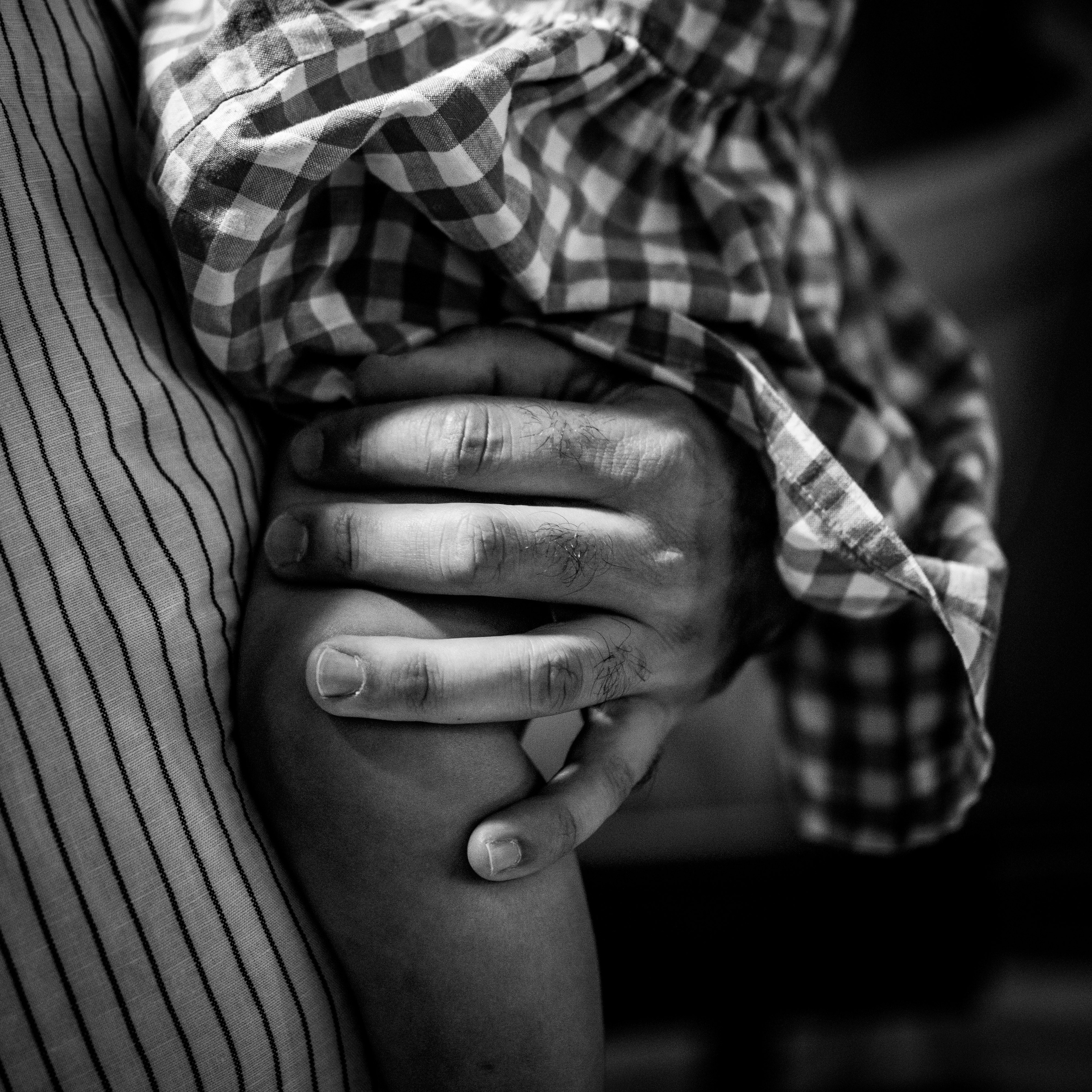 crno-bela slika držanja deteta