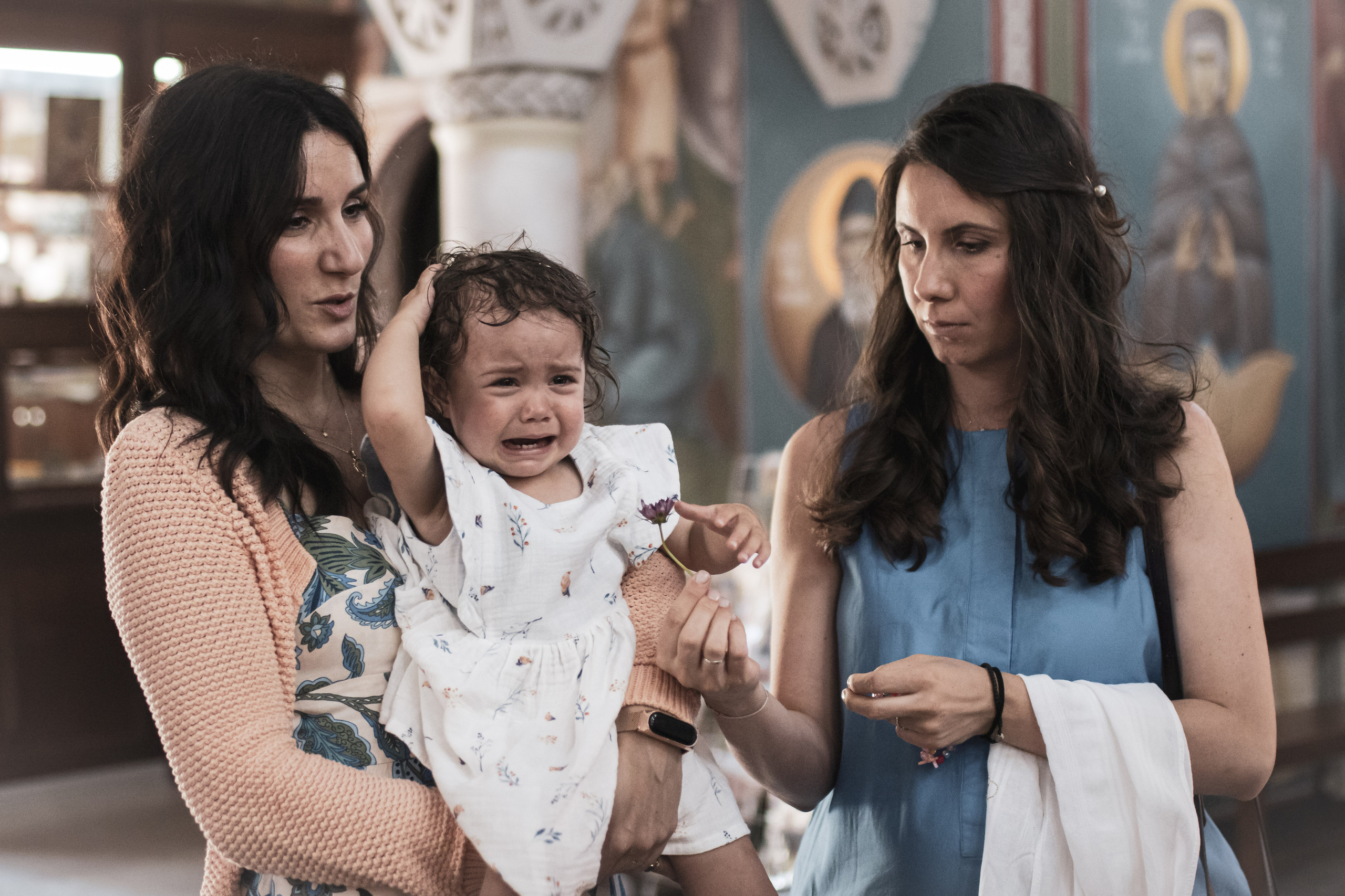 fotografija uplakane devojčice na krštenju