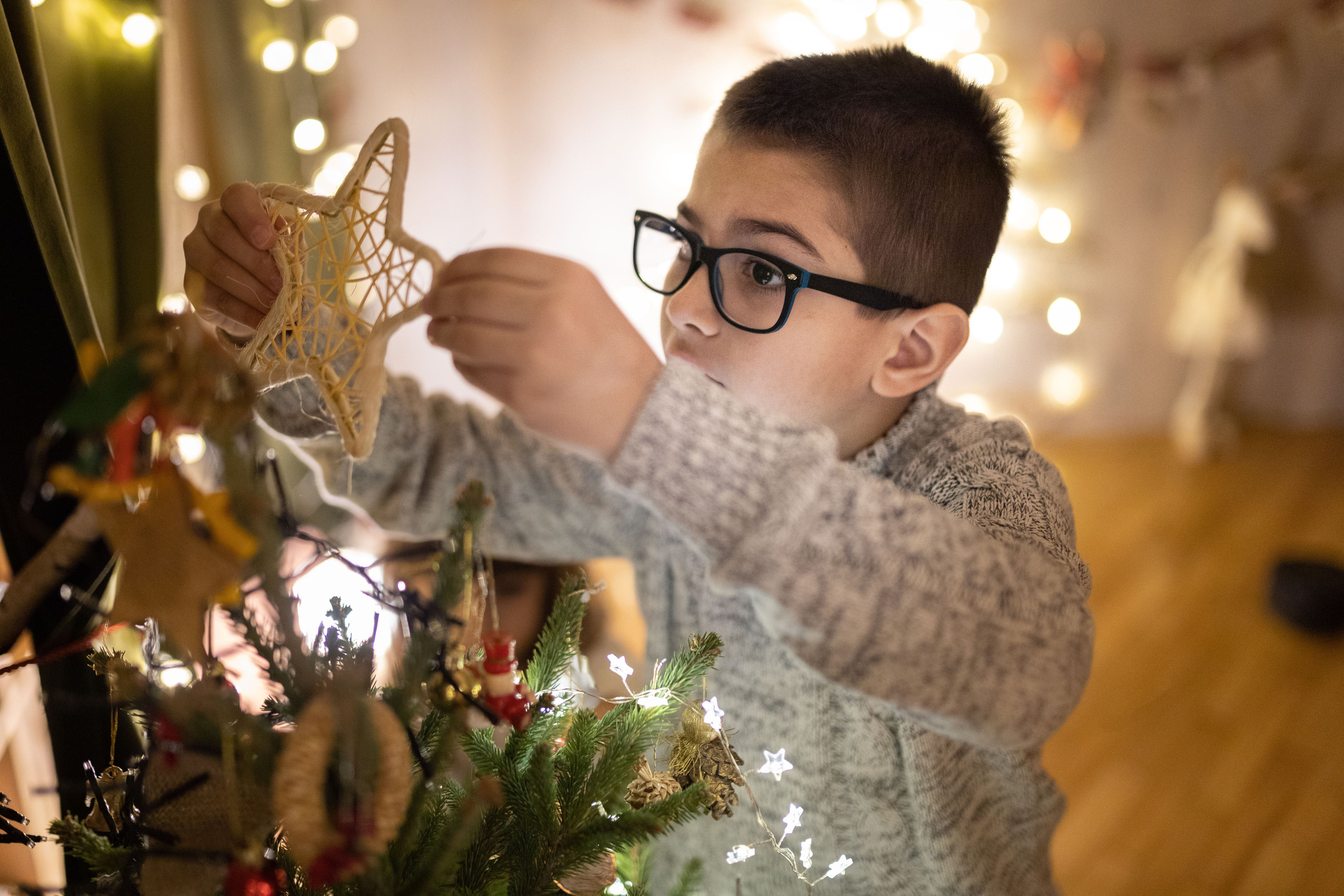 Deca u studiju na novogodišnjoj fotografiji