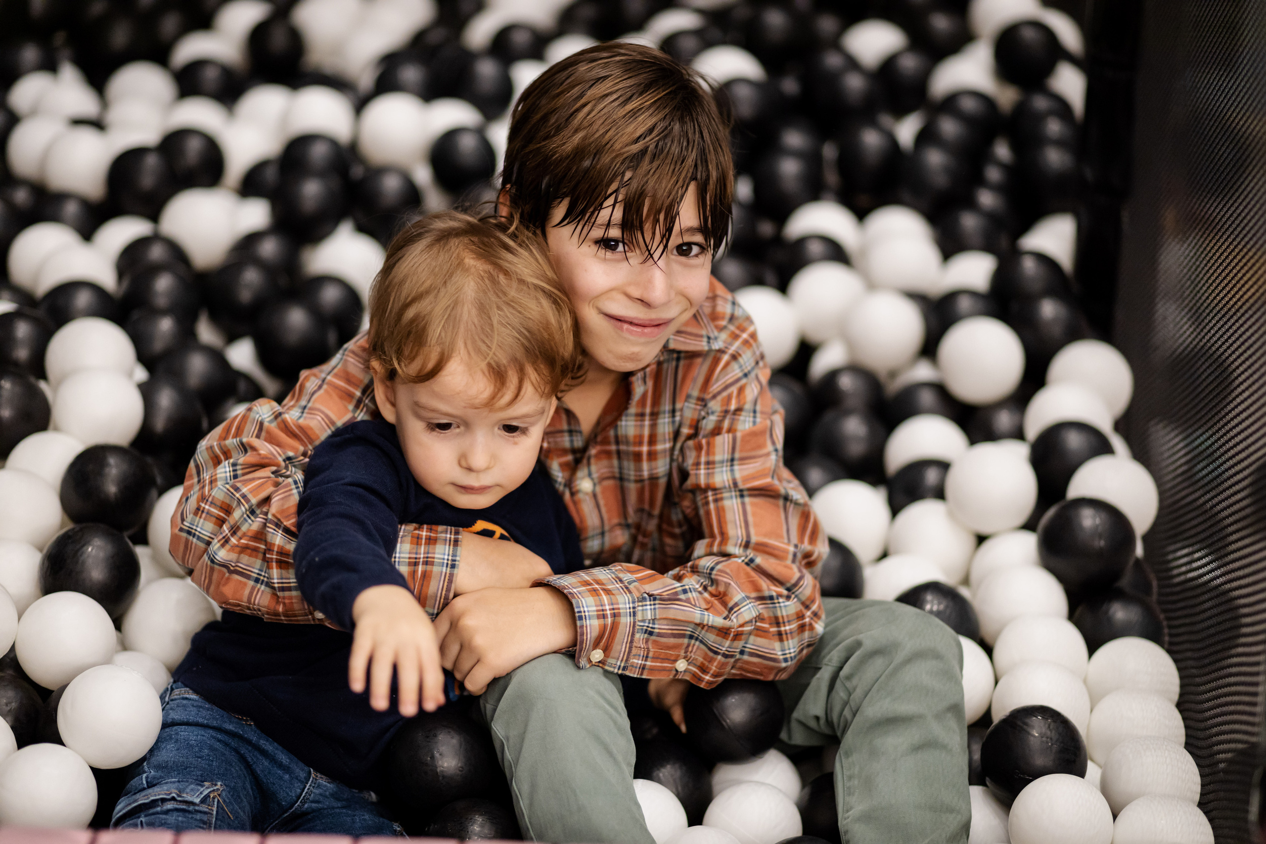 fotografija dva zagrljena dečaka