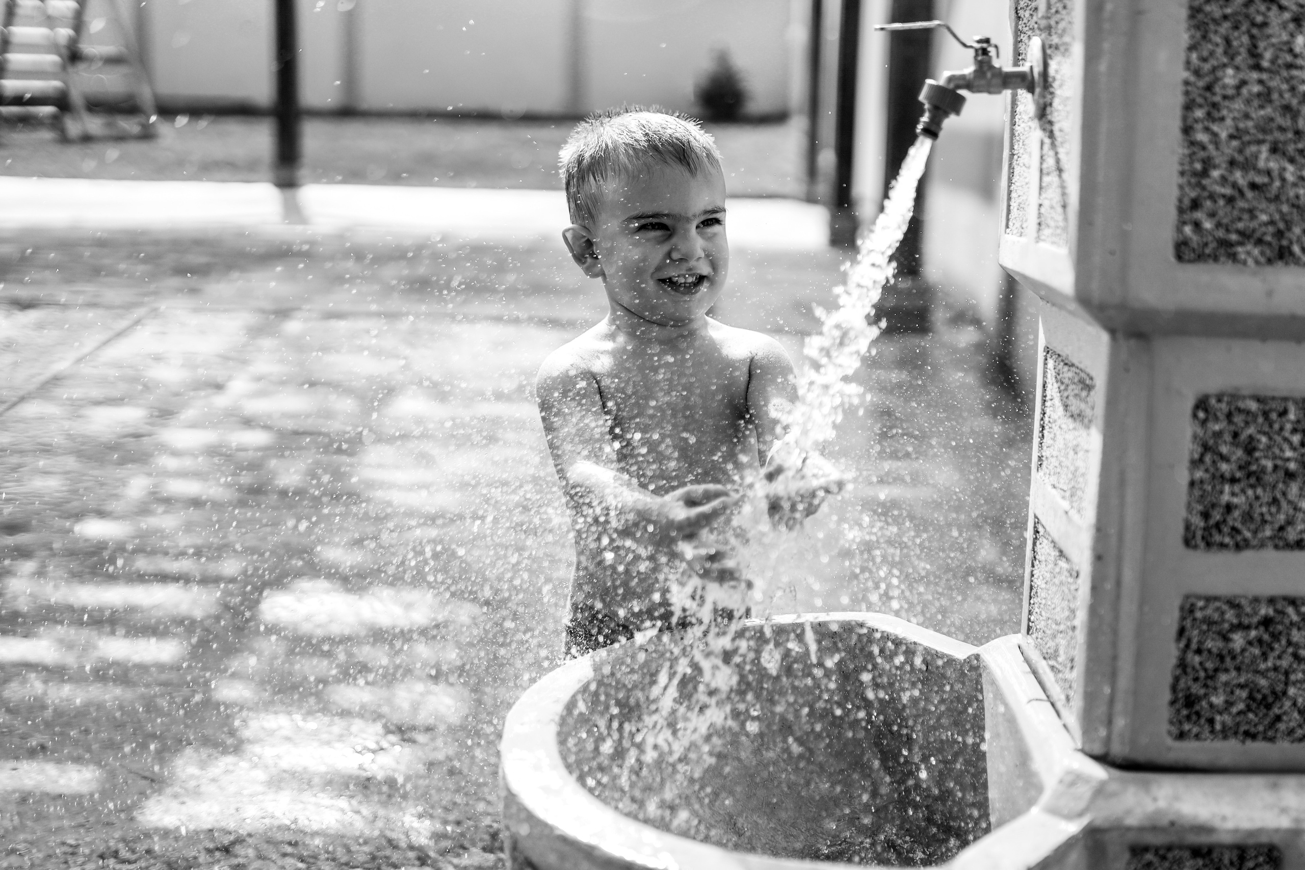 crno - bela fotografija malog dečaka