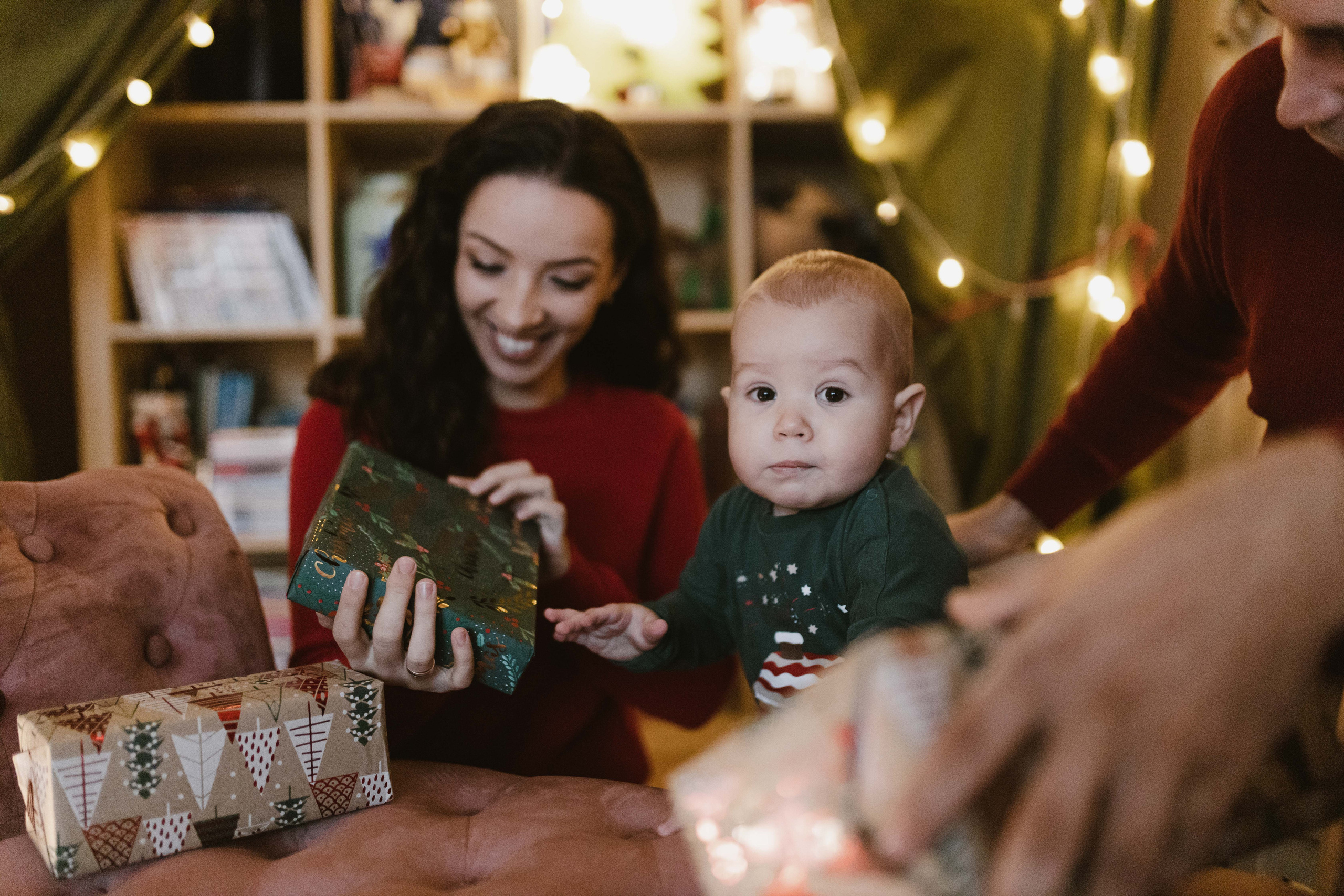 Studijsko novogodišnje fotografisanje sa prazničnim dekoracijama